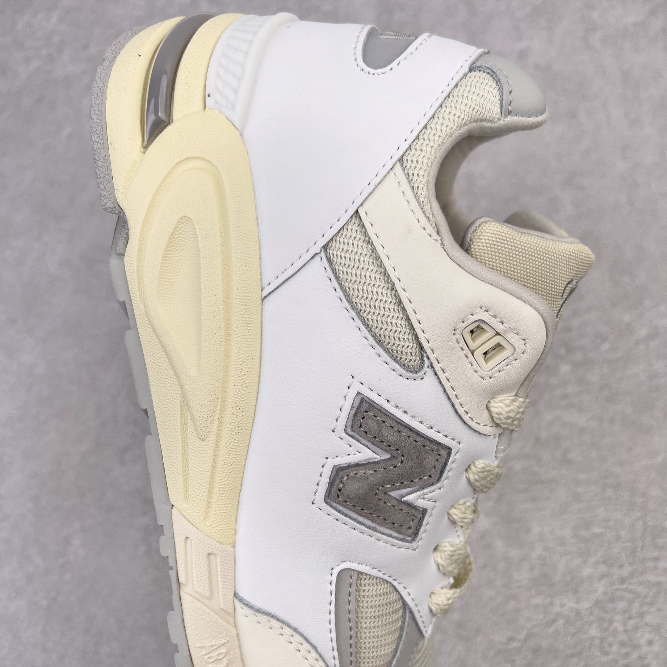 图片[6]-＃K版纯原福利 New Balance M990TC2 新百伦NB990V2 白灰 第二代总统复古慢跑鞋 正确3M反光细节 原楦原纸版开发 正确6层组合底模精密开发 搭载全新碳素中底 后跟透明TPU水晶装饰条稳固 沿用了引以为傲的跑鞋手工技艺 采用猪皮绒面并包裹局部透气网面的鞋身设计 菱网鞋舌上刻有New Balance USA 鞋面依旧身着经典的大热之灰 彰显了其高端的品质身份 尺码：36 37 37.5 38 38.5 39 40 40.5 41.5 42 42.5 43 44 45-选品中心