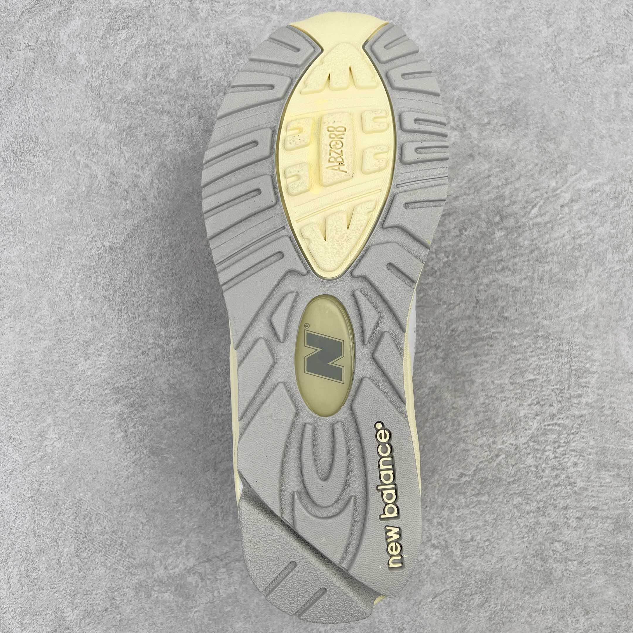 图片[9]-＃K版纯原福利 New Balance M990TC2 新百伦NB990V2 白灰 第二代总统复古慢跑鞋 正确3M反光细节 原楦原纸版开发 正确6层组合底模精密开发 搭载全新碳素中底 后跟透明TPU水晶装饰条稳固 沿用了引以为傲的跑鞋手工技艺 采用猪皮绒面并包裹局部透气网面的鞋身设计 菱网鞋舌上刻有New Balance USA 鞋面依旧身着经典的大热之灰 彰显了其高端的品质身份 尺码：36 37 37.5 38 38.5 39 40 40.5 41.5 42 42.5 43 44 45-选品中心