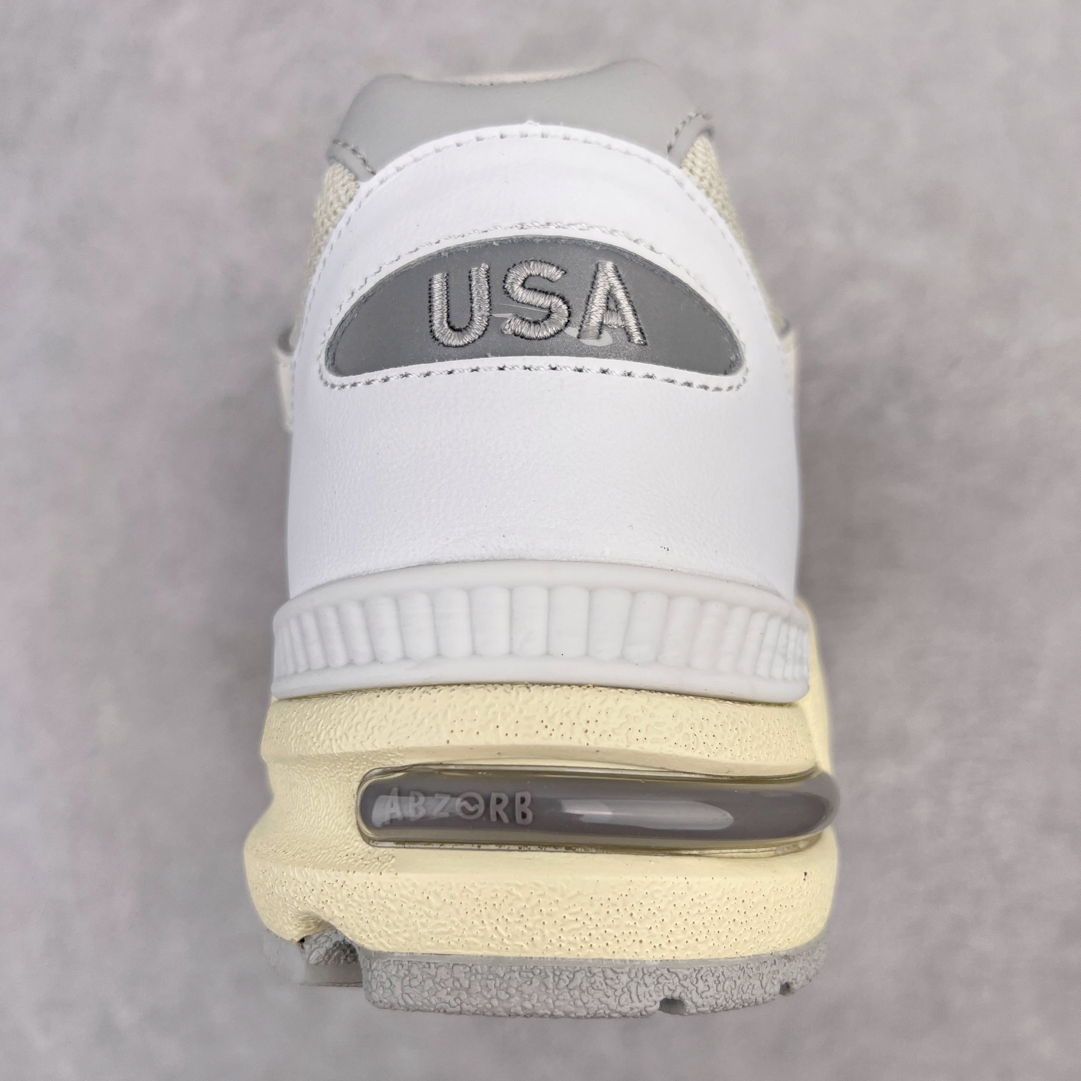 图片[8]-＃K版纯原福利 New Balance M990TC2 新百伦NB990V2 白灰 第二代总统复古慢跑鞋 正确3M反光细节 原楦原纸版开发 正确6层组合底模精密开发 搭载全新碳素中底 后跟透明TPU水晶装饰条稳固 沿用了引以为傲的跑鞋手工技艺 采用猪皮绒面并包裹局部透气网面的鞋身设计 菱网鞋舌上刻有New Balance USA 鞋面依旧身着经典的大热之灰 彰显了其高端的品质身份 尺码：36 37 37.5 38 38.5 39 40 40.5 41.5 42 42.5 43 44 45-选品中心