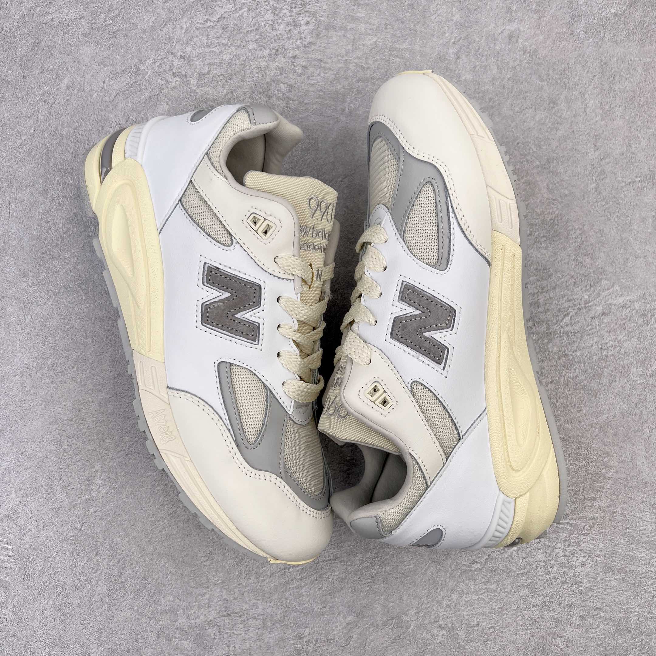 图片[3]-＃K版纯原福利 New Balance M990TC2 新百伦NB990V2 白灰 第二代总统复古慢跑鞋 正确3M反光细节 原楦原纸版开发 正确6层组合底模精密开发 搭载全新碳素中底 后跟透明TPU水晶装饰条稳固 沿用了引以为傲的跑鞋手工技艺 采用猪皮绒面并包裹局部透气网面的鞋身设计 菱网鞋舌上刻有New Balance USA 鞋面依旧身着经典的大热之灰 彰显了其高端的品质身份 尺码：36 37 37.5 38 38.5 39 40 40.5 41.5 42 42.5 43 44 45-选品中心