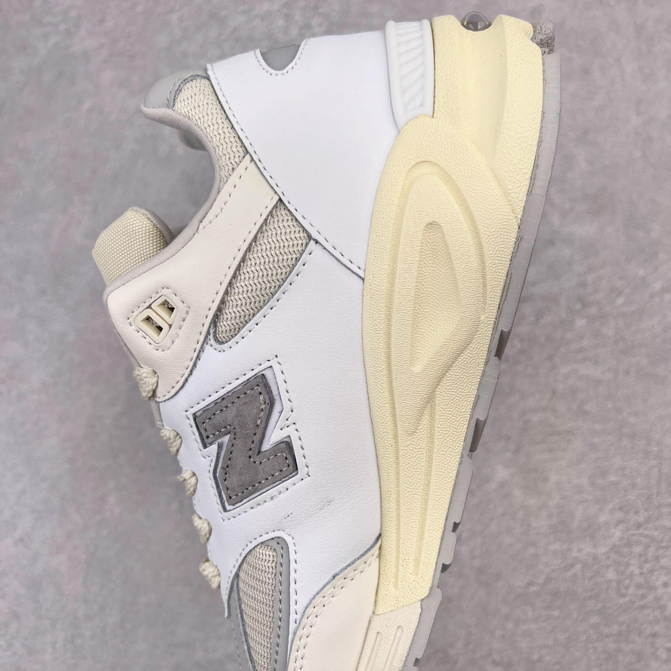图片[7]-＃K版纯原福利 New Balance M990TC2 新百伦NB990V2 白灰 第二代总统复古慢跑鞋 正确3M反光细节 原楦原纸版开发 正确6层组合底模精密开发 搭载全新碳素中底 后跟透明TPU水晶装饰条稳固 沿用了引以为傲的跑鞋手工技艺 采用猪皮绒面并包裹局部透气网面的鞋身设计 菱网鞋舌上刻有New Balance USA 鞋面依旧身着经典的大热之灰 彰显了其高端的品质身份 尺码：36 37 37.5 38 38.5 39 40 40.5 41.5 42 42.5 43 44 45-选品中心