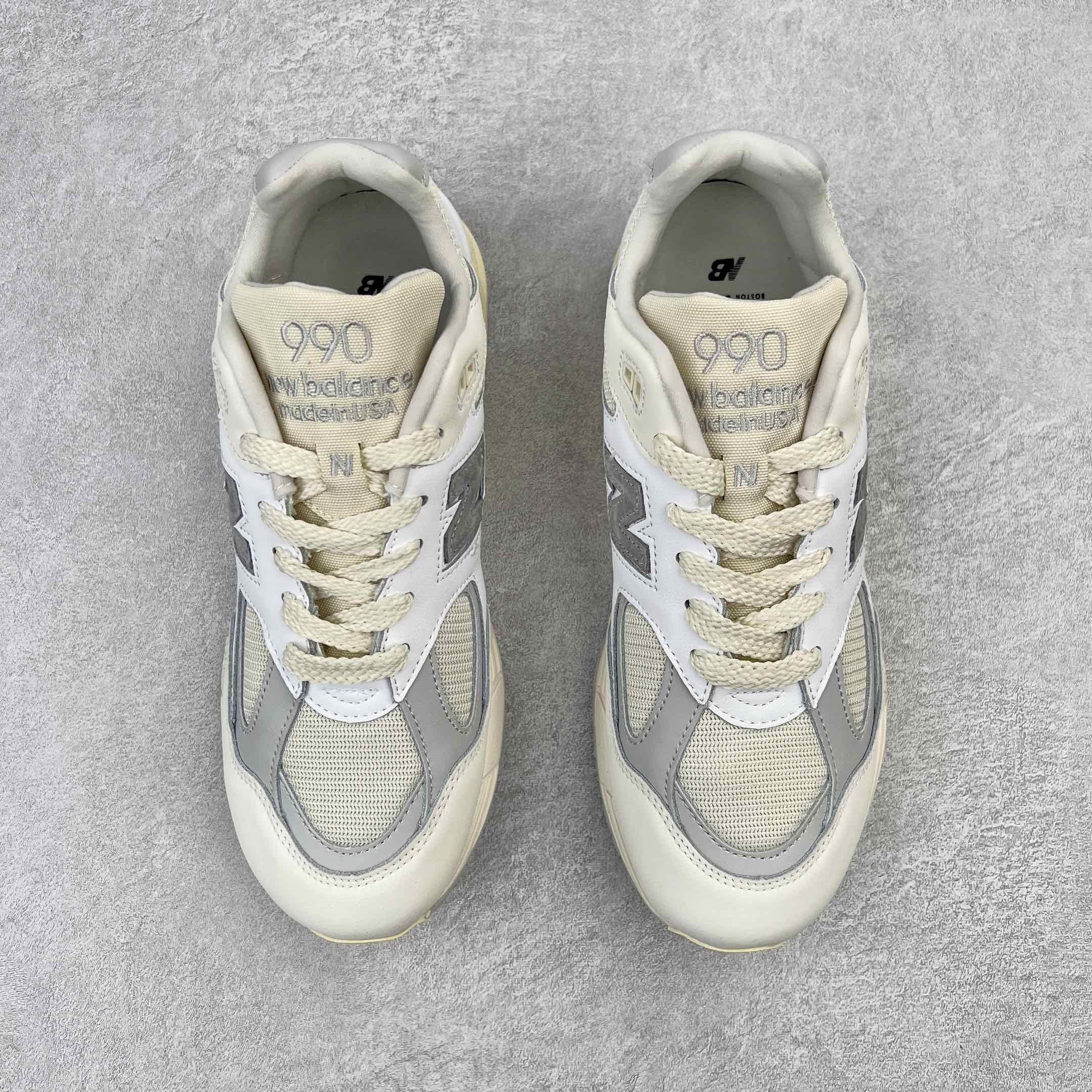 图片[2]-＃K版纯原福利 New Balance M990TC2 新百伦NB990V2 白灰 第二代总统复古慢跑鞋 正确3M反光细节 原楦原纸版开发 正确6层组合底模精密开发 搭载全新碳素中底 后跟透明TPU水晶装饰条稳固 沿用了引以为傲的跑鞋手工技艺 采用猪皮绒面并包裹局部透气网面的鞋身设计 菱网鞋舌上刻有New Balance USA 鞋面依旧身着经典的大热之灰 彰显了其高端的品质身份 尺码：36 37 37.5 38 38.5 39 40 40.5 41.5 42 42.5 43 44 45-选品中心