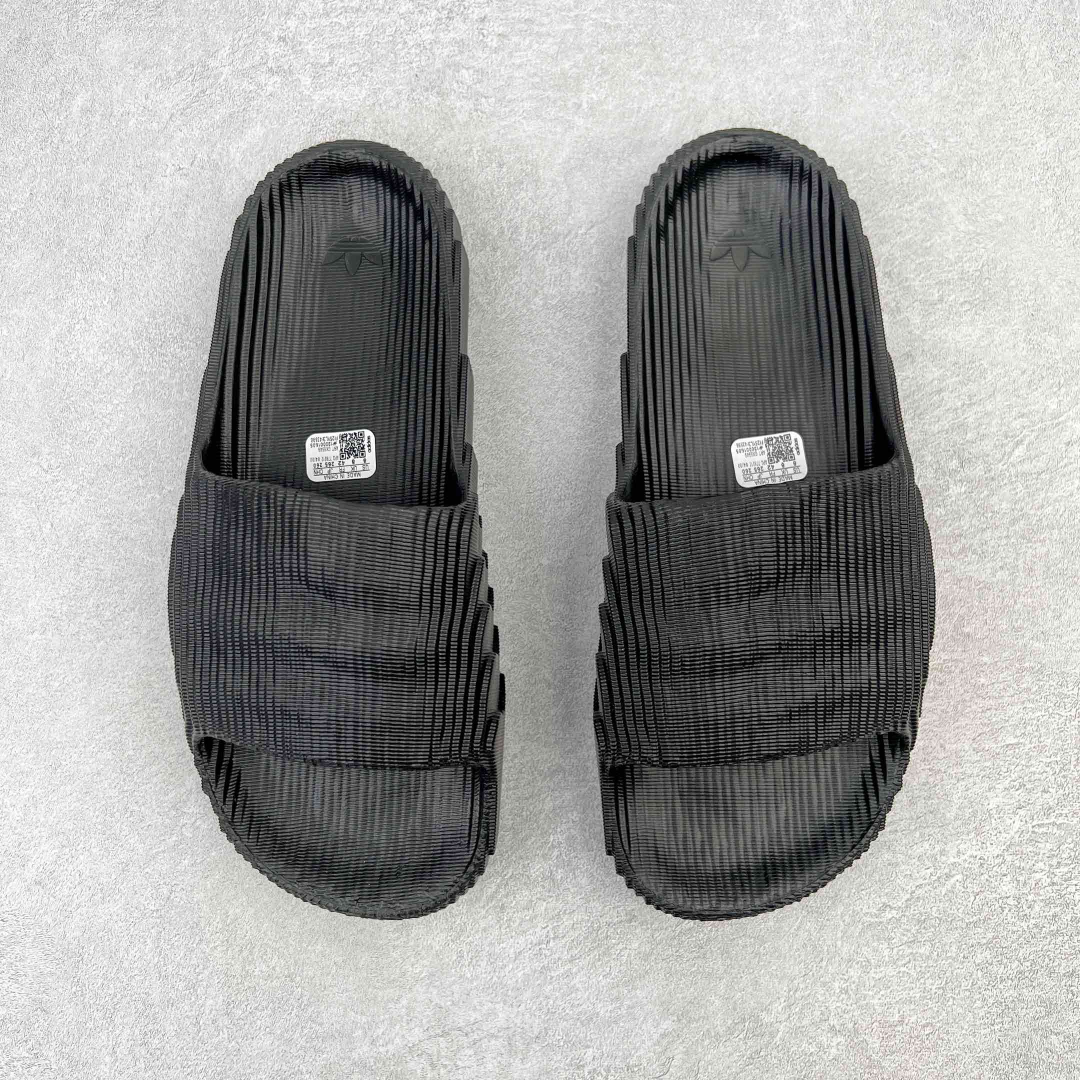 图片[2]-💰100 ＃DC AD Original Adilette 22 Slide 3D打印沙滩涉水舒适耐磨运动拖鞋 黑色 GX6949 同源公司EVA粒子环保塑料 原厂指令配方 弹性卡色均保持原鞋一致 匠心打造 采用原厂进口MD全套模具打造 全套原楦头 鞋口弧度大小 鞋面色泽质感同步原鞋 LOGO内侧钢印清晰工整 原厂定制原标 同比ZP 符合人体设计 独家开发至48.5码 由 3D 打印工艺打造 波浪型「山峦」设计彰显极简美学 鞋侧搭载「THE BRAND WITH THE THREE STRIPES」标识 整体造型从视觉上带来舒适感的同时 亦能满足多种风格的搭配 SIZE：36 36.5 37.5 38 38.5 39 40 40.5 41 42 42.5 43 44 44.5 45 46 47 48.5 编码：Mby1936070-运动鞋