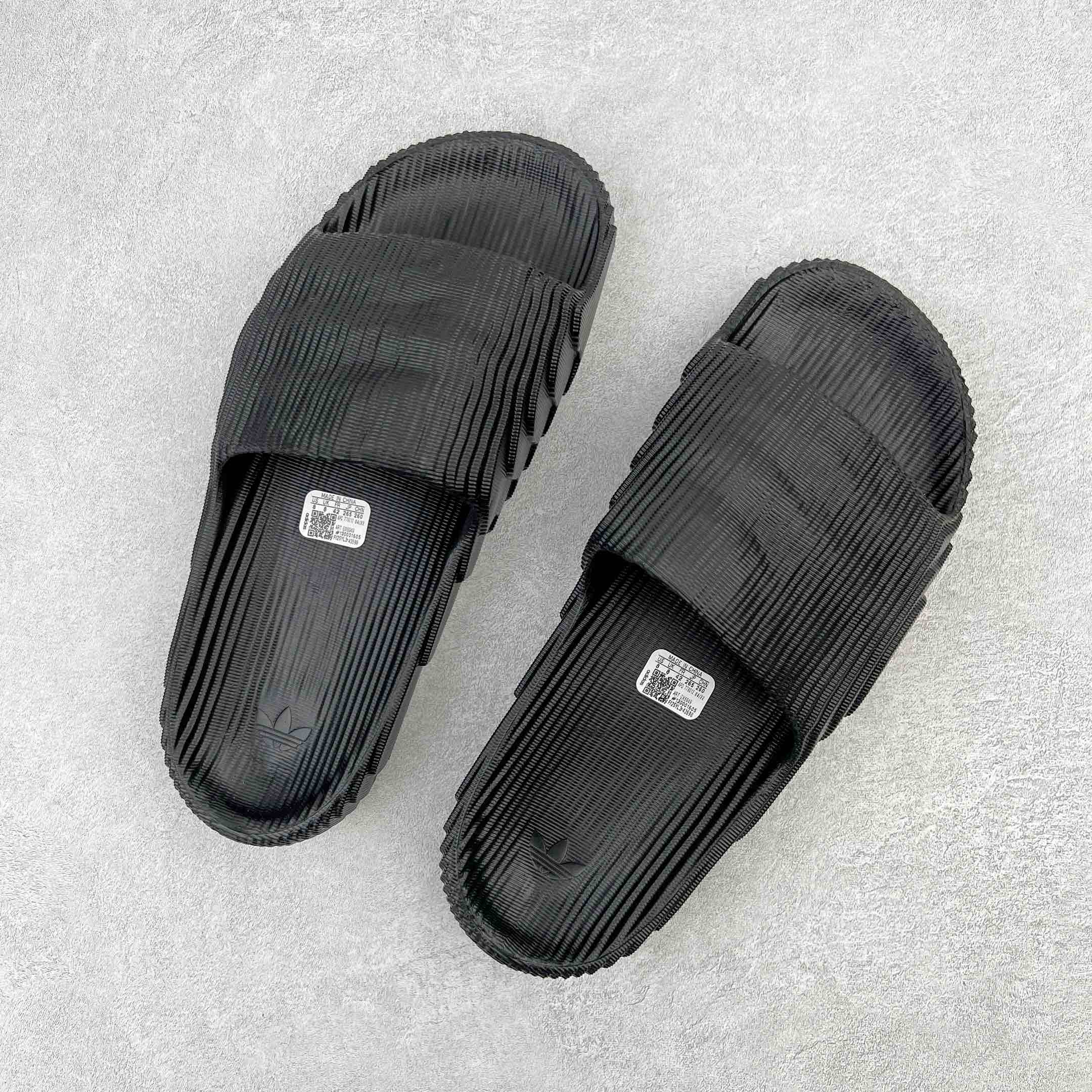 图片[3]-💰100 ＃DC AD Original Adilette 22 Slide 3D打印沙滩涉水舒适耐磨运动拖鞋 黑色 GX6949 同源公司EVA粒子环保塑料 原厂指令配方 弹性卡色均保持原鞋一致 匠心打造 采用原厂进口MD全套模具打造 全套原楦头 鞋口弧度大小 鞋面色泽质感同步原鞋 LOGO内侧钢印清晰工整 原厂定制原标 同比ZP 符合人体设计 独家开发至48.5码 由 3D 打印工艺打造 波浪型「山峦」设计彰显极简美学 鞋侧搭载「THE BRAND WITH THE THREE STRIPES」标识 整体造型从视觉上带来舒适感的同时 亦能满足多种风格的搭配 SIZE：36 36.5 37.5 38 38.5 39 40 40.5 41 42 42.5 43 44 44.5 45 46 47 48.5 编码：Mby1936070-运动鞋