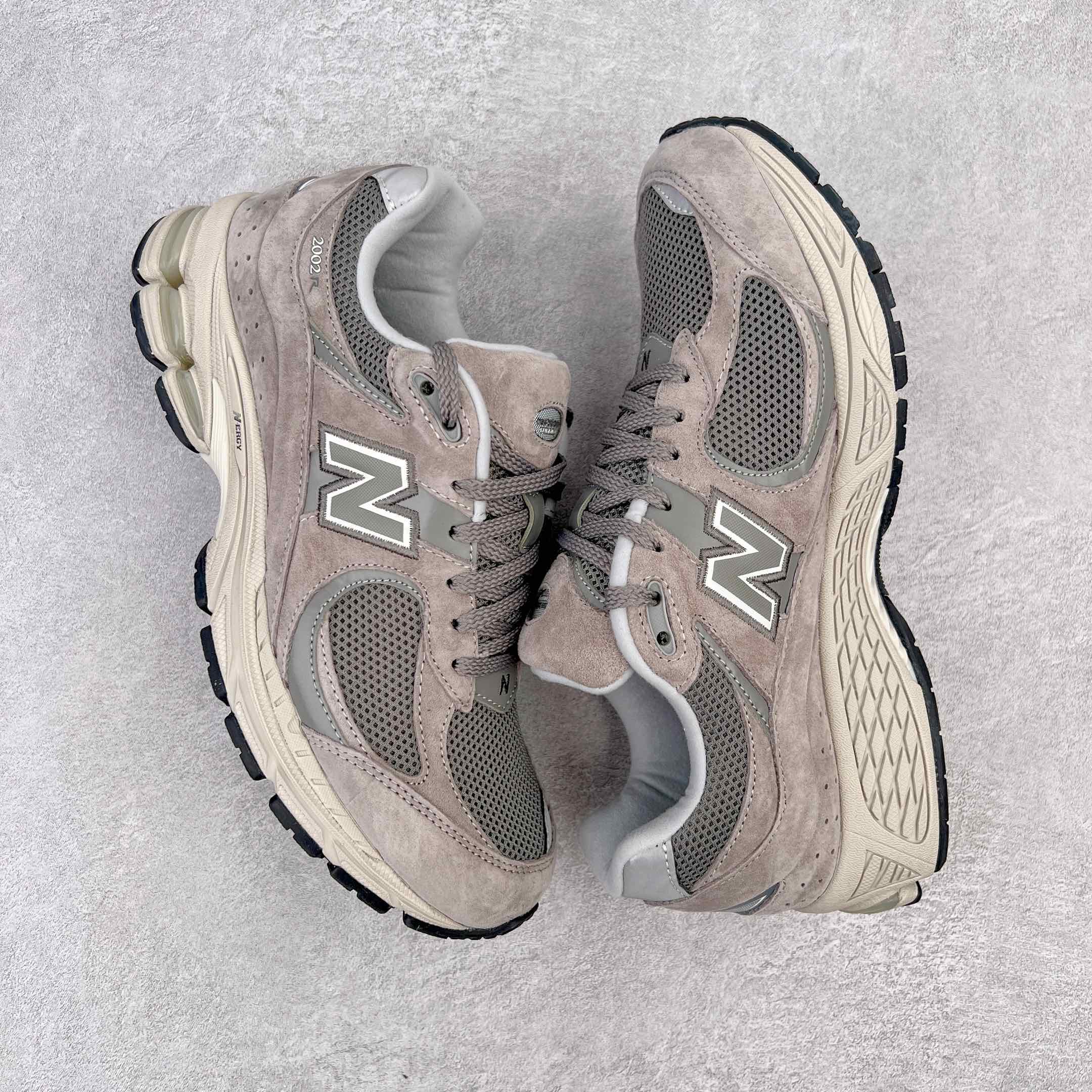 图片[3]-💰240 ＃M纯原 新百伦NB New Balance ML2002RC 元祖灰 全套原楦原纸板原厂数据开发 原厂网纱 原装进口翻毛皮料正确绒感卡色 正确中底拉帮中底网布细节 一比一手工擦旧效果 冲裁组合 匠心打造 耗时两个月开发完成 工艺极其复杂难度可想而知 新开独立私模大底 全网唯一正确做旧组合大底 高端零售专供产物 尺码：36 37 37.5 38 38.5 39.5 40 40.5 41.5 42 42.5 43 44 44.5 45 45.5 46.5 47 编码：by3936010-运动鞋