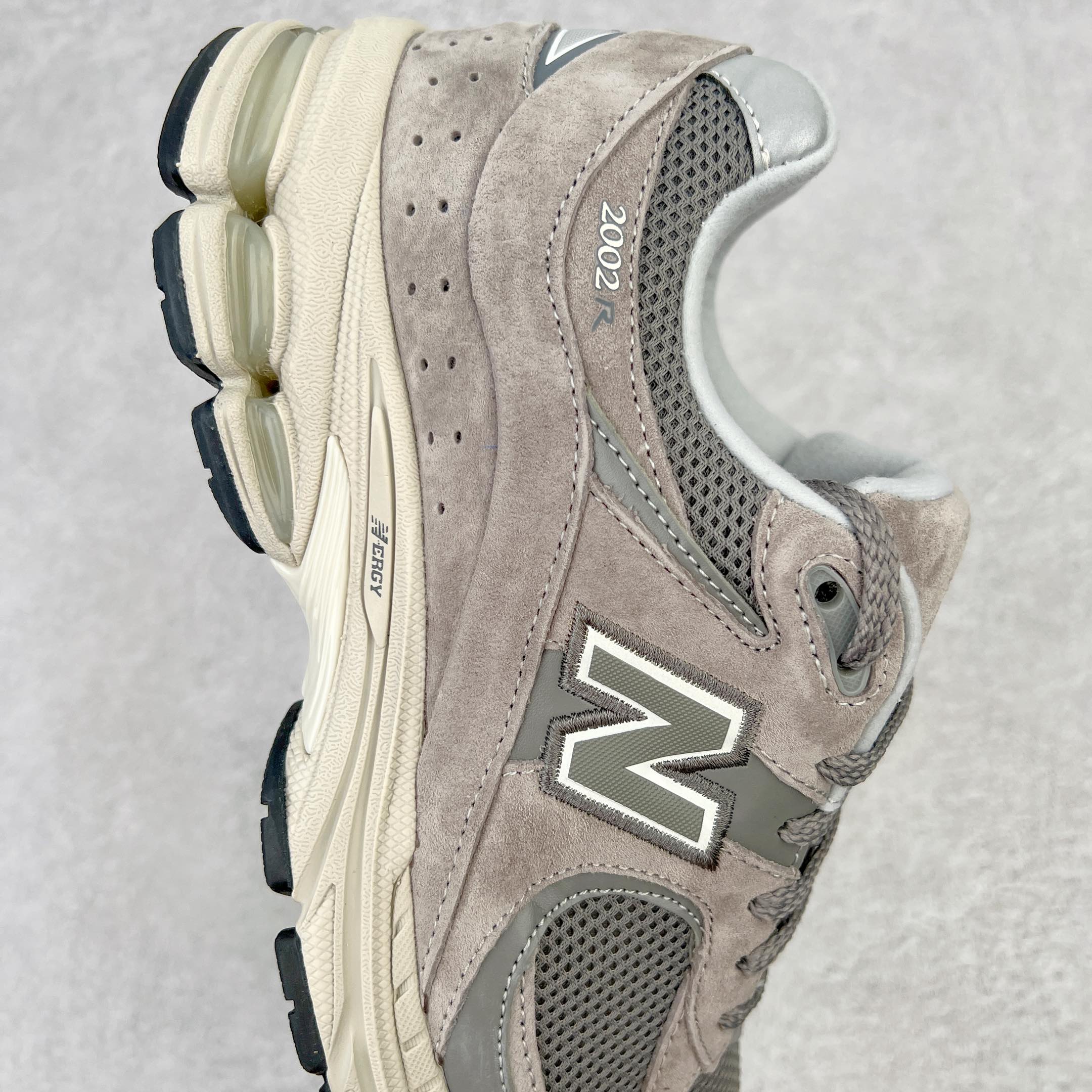 图片[6]-💰240 ＃M纯原 新百伦NB New Balance ML2002RC 元祖灰 全套原楦原纸板原厂数据开发 原厂网纱 原装进口翻毛皮料正确绒感卡色 正确中底拉帮中底网布细节 一比一手工擦旧效果 冲裁组合 匠心打造 耗时两个月开发完成 工艺极其复杂难度可想而知 新开独立私模大底 全网唯一正确做旧组合大底 高端零售专供产物 尺码：36 37 37.5 38 38.5 39.5 40 40.5 41.5 42 42.5 43 44 44.5 45 45.5 46.5 47 编码：by3936010-运动鞋