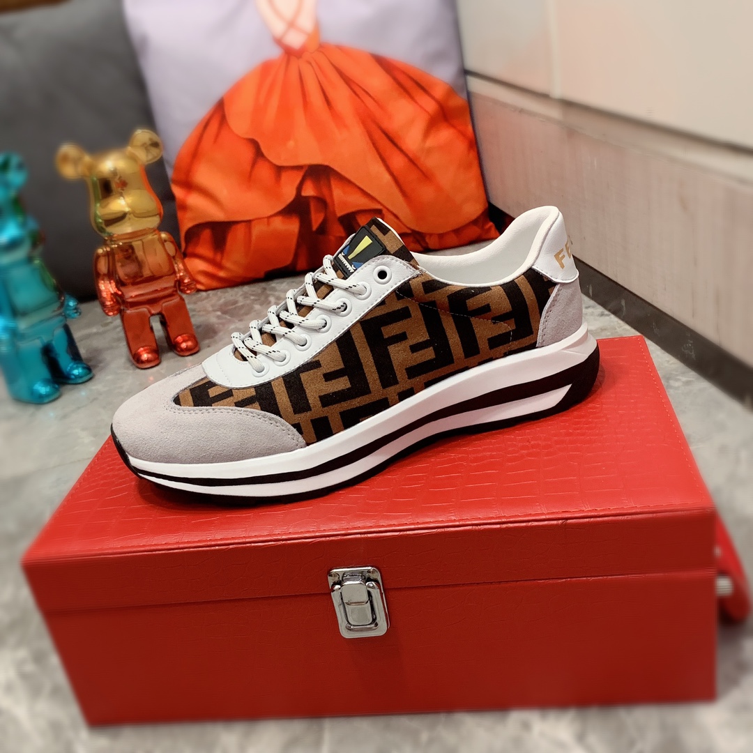 I5   Fendi 芬迪   最新爆款休闲鞋，顶端品牌 奢侈～代购，顶级～质量。专柜同卖产品[强]鞋面選用进口透气牛皮搭配布面料材质透气羊皮内里精细做工。原版个性时尚柔软橡膠耐磨防滑大底，上脚轻巧舒适，实物拍摄實物更好看，010广州码: 38-44。黑色，白色