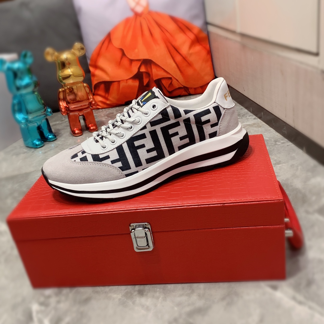 I5   Fendi 芬迪   最新爆款休闲鞋，顶端品牌 奢侈～代购，顶级～质量。专柜同卖产品[强]鞋面選用进口透气牛皮搭配布面料材质透气羊皮内里精细做工。原版个性时尚柔软橡膠耐磨防滑大底，上脚轻巧舒适，实物拍摄實物更好看，010广州码: 38-44。黑色，白色