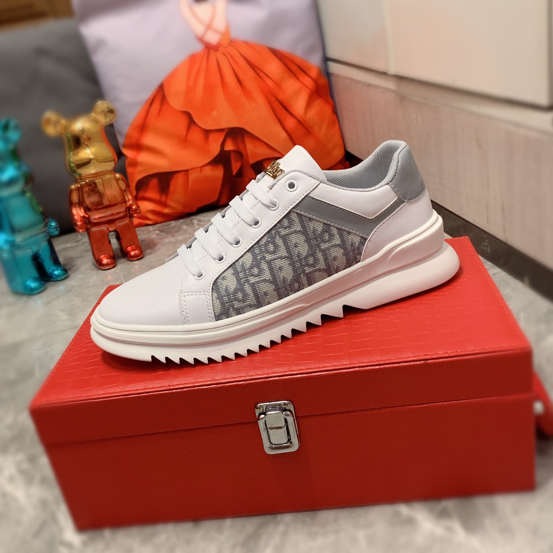 I5     迪奥  最新爆款休闲鞋，顶端品牌 奢侈～代购，顶级～质量。专柜同卖产品 鞋面選用进口透气牛皮搭配布面料材质透气羊皮内里精细做工。原版个性时尚柔软橡膠耐磨防滑大底，上脚轻巧舒适，实物拍摄實物更好看，305广州码: 38-44。3色可选