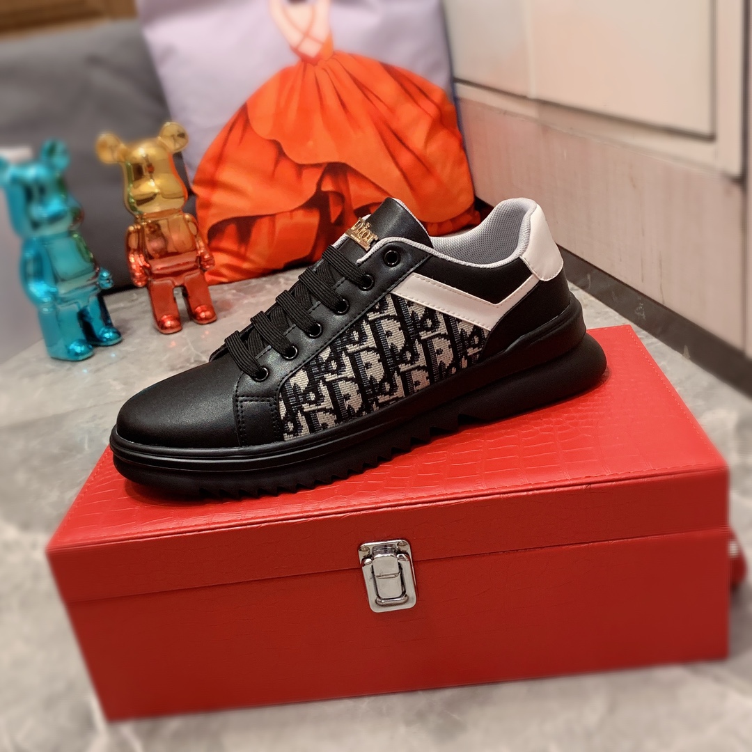 I5     迪奥  最新爆款休闲鞋，顶端品牌 奢侈～代购，顶级～质量。专柜同卖产品 鞋面選用进口透气牛皮搭配布面料材质透气羊皮内里精细做工。原版个性时尚柔软橡膠耐磨防滑大底，上脚轻巧舒适，实物拍摄實物更好看，305广州码: 38-44。3色可选