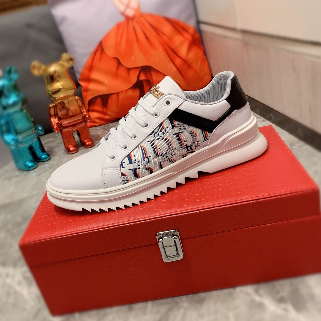 I5     迪奥  最新爆款休闲鞋，顶端品牌 奢侈～代购，顶级～质量。专柜同卖产品 鞋面選用进口透气牛皮搭配布面料材质透气羊皮内里精细做工。原版个性时尚柔软橡膠耐磨防滑大底，上脚轻巧舒适，实物拍摄實物更好看，305广州码: 38-44。3色可选