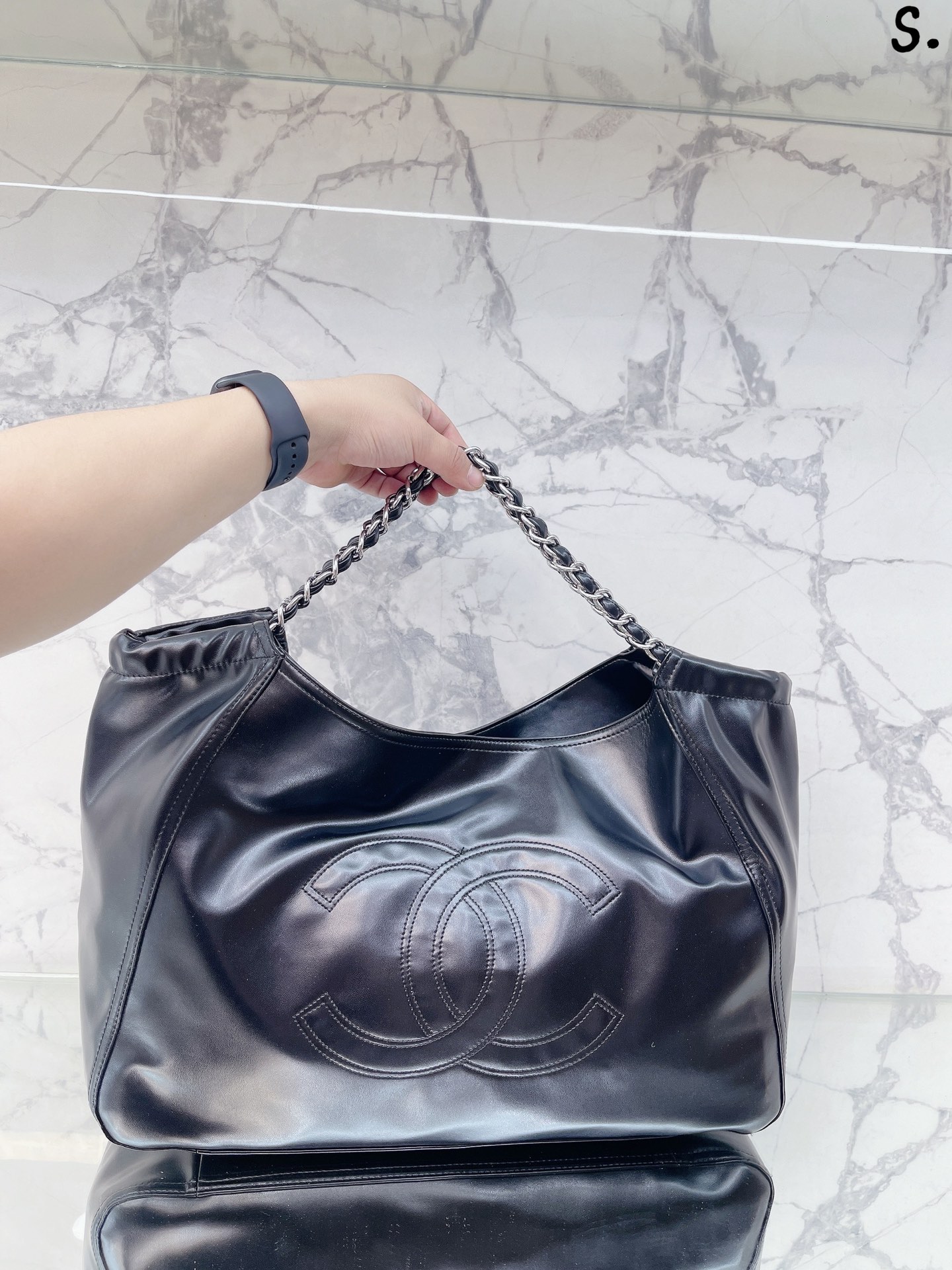 K0 购物袋 香奶奶真的太会quan百了5~感觉一直在买买买的路上，这季的系列真的绝!早早就下手吧宝宝们 讲真有让我惊喜到，版型无敌 了， 尺寸46 32cm