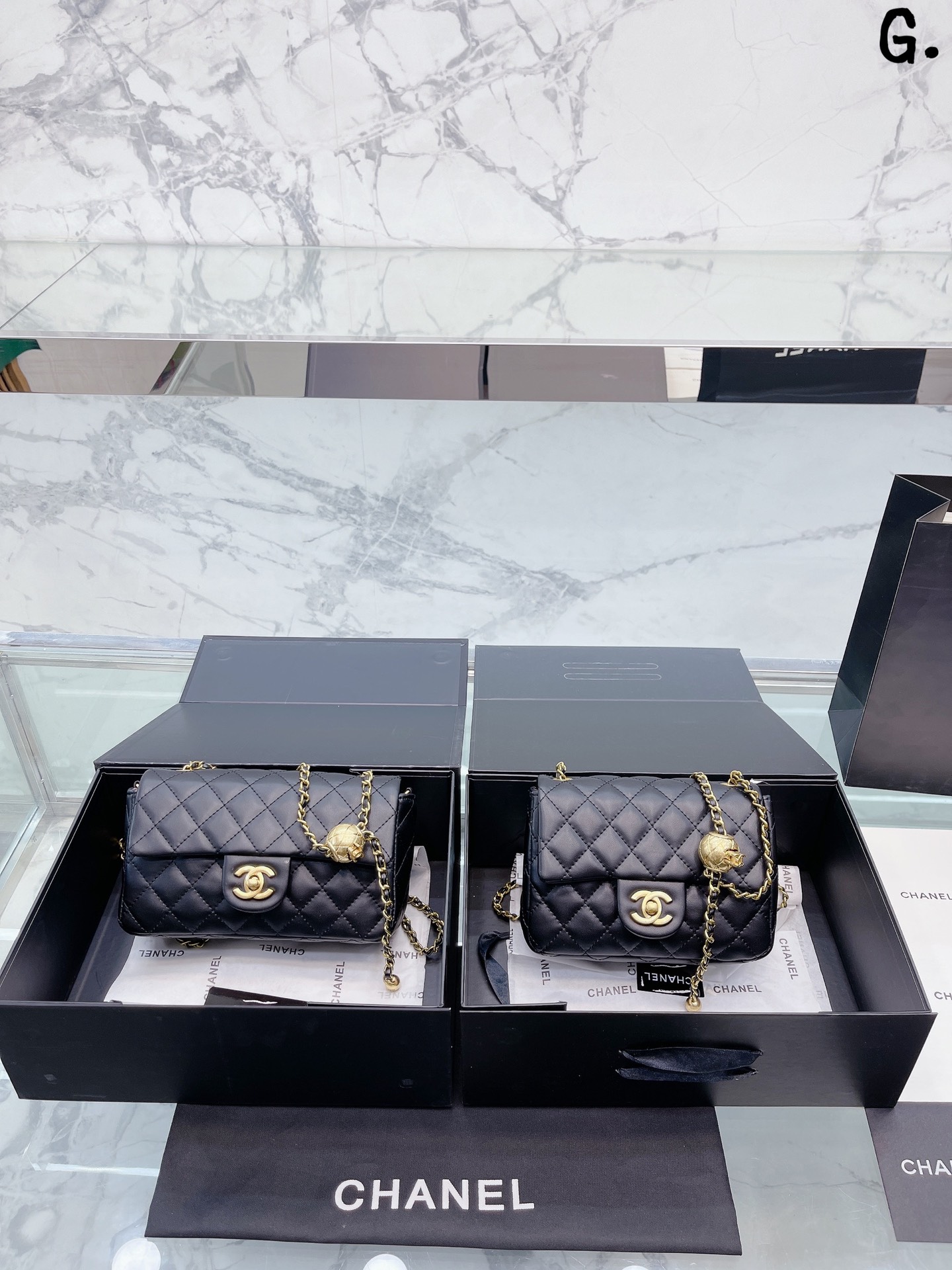 小羊皮 小羊皮香奶奶 金球方胖子 “New Arrival” 最美金球方胖子人间香奈儿 白富美小姐姐必备款 单独夸最让人挪不开眼 就是小金球了太高级~ 今年的小香包链条可以调节 这一点太人性化了不管是高个子还是小个子圈都可以驾驭 Chanel小金球 20/18cm