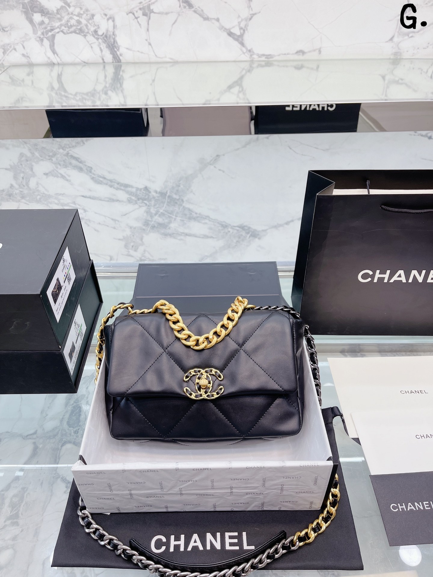 J5 小羊皮 折叠礼盒包装 最能hold的住任何身段的搭配一定不会出错 Chanel19手袋口盖包 轻盈绵柔质感山羊皮结合大菱格设计元素三种背法:斜挎、单肩、手提 链条拼接:古金、古银、亮银 尺寸: 26cm