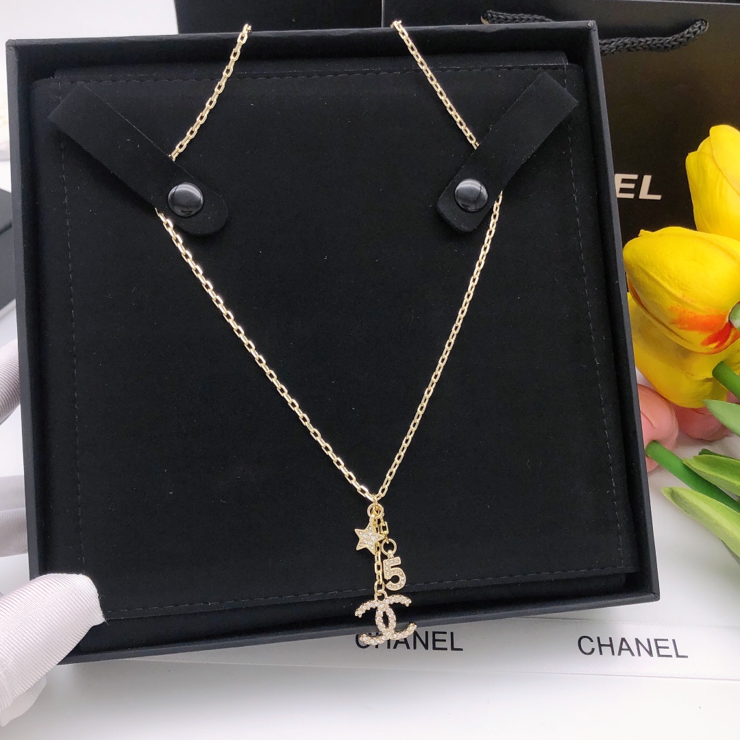 NO:107305,Number XXL0080 Spot set, Xiaoxiang Pearl Double C Star Love 5-word Necklace Classic versatile Girl heart is full of a super sweet pearl necklace Original consistent brass material This year's super popular item, jewelry quality, necklace19860909编号XXL0080 现货套装,小香 珍珠 双C 星星 爱心 5字 项链 经典百搭 少女心爆棚 超甜美的一款珍珠项链 原版一致黄铜材质 本年度超火爆的单品,饰品精品,necklace,Jewelry