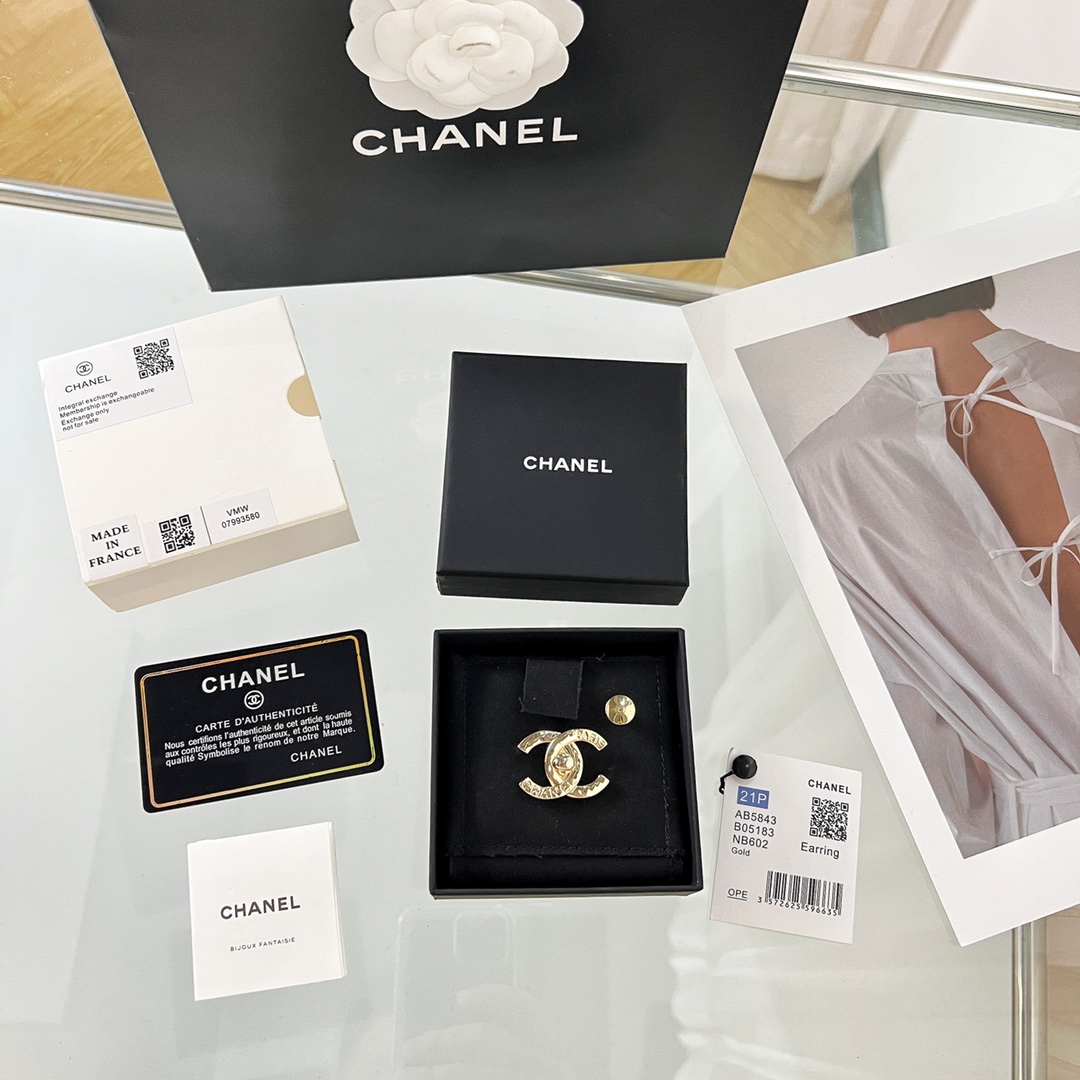 新款☑️CHANEL香奈儿金色双c胸针