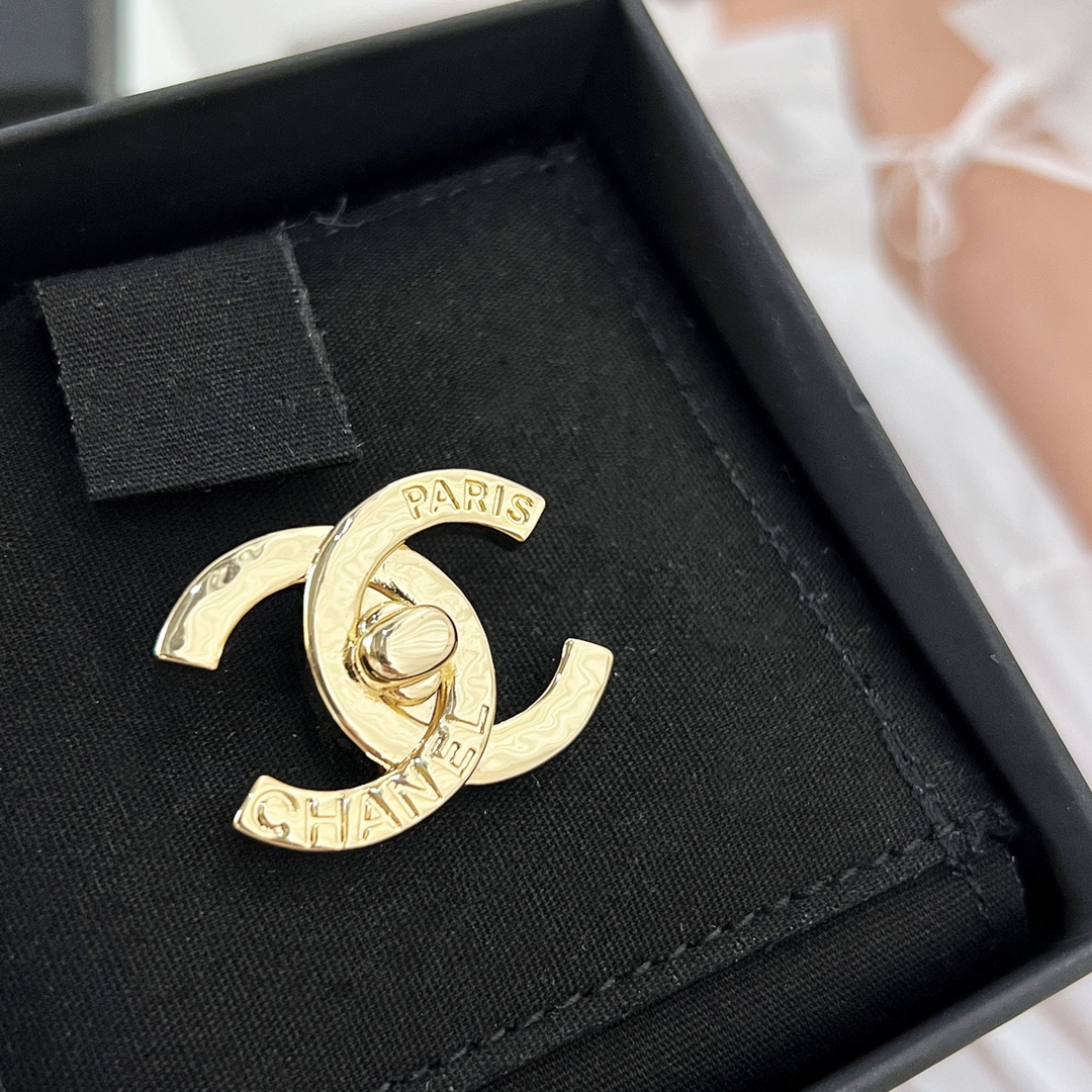 新款☑️CHANEL香奈儿金色双c胸针