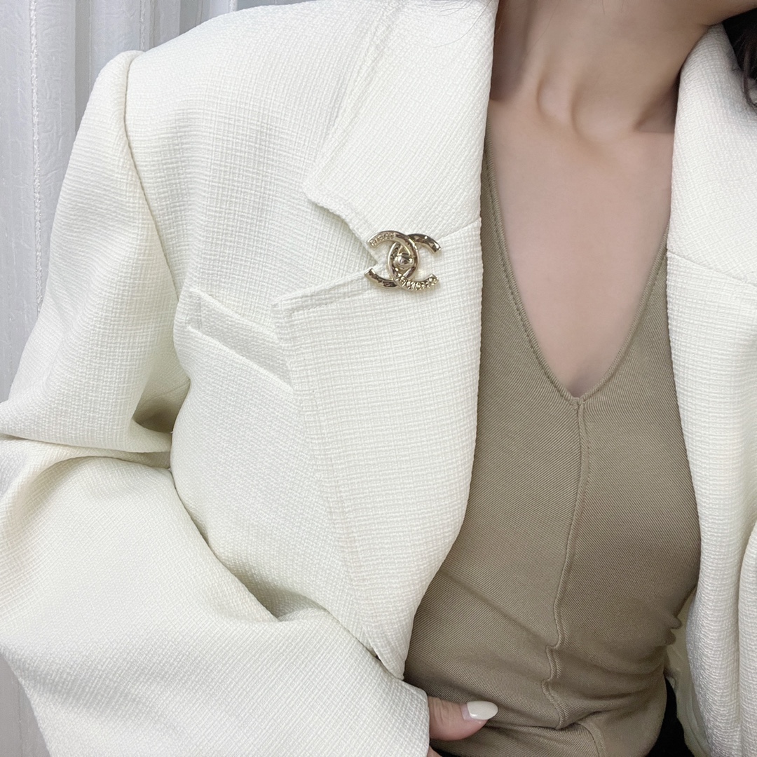 新款☑️CHANEL香奈儿金色双c胸针