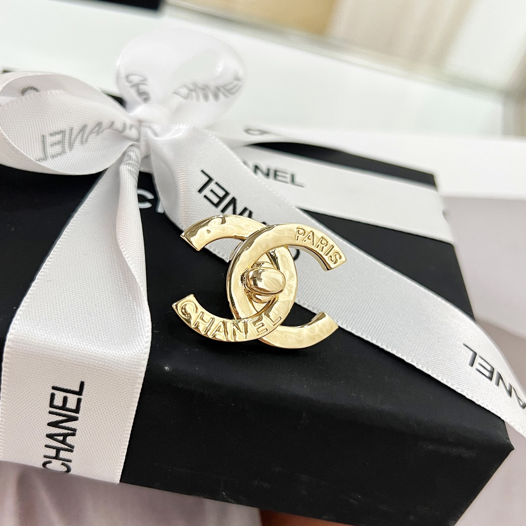 新款☑️CHANEL香奈儿金色双c胸针