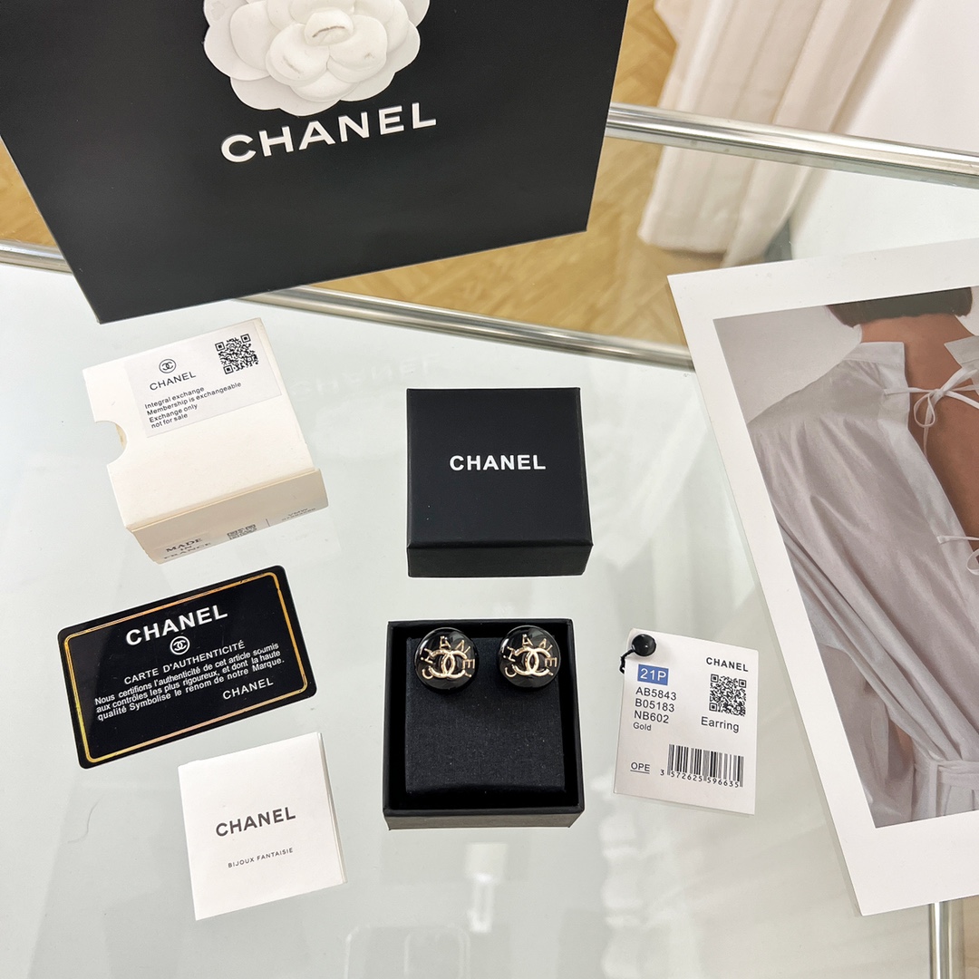 新款☑️CHANEL香奈儿C1双c圆形亚克力耳钉耳环