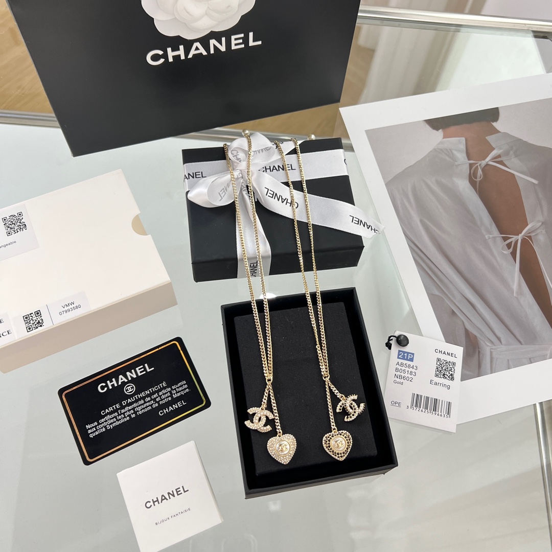 新款☑️CHANEL香奈儿满钻桃心双c项链