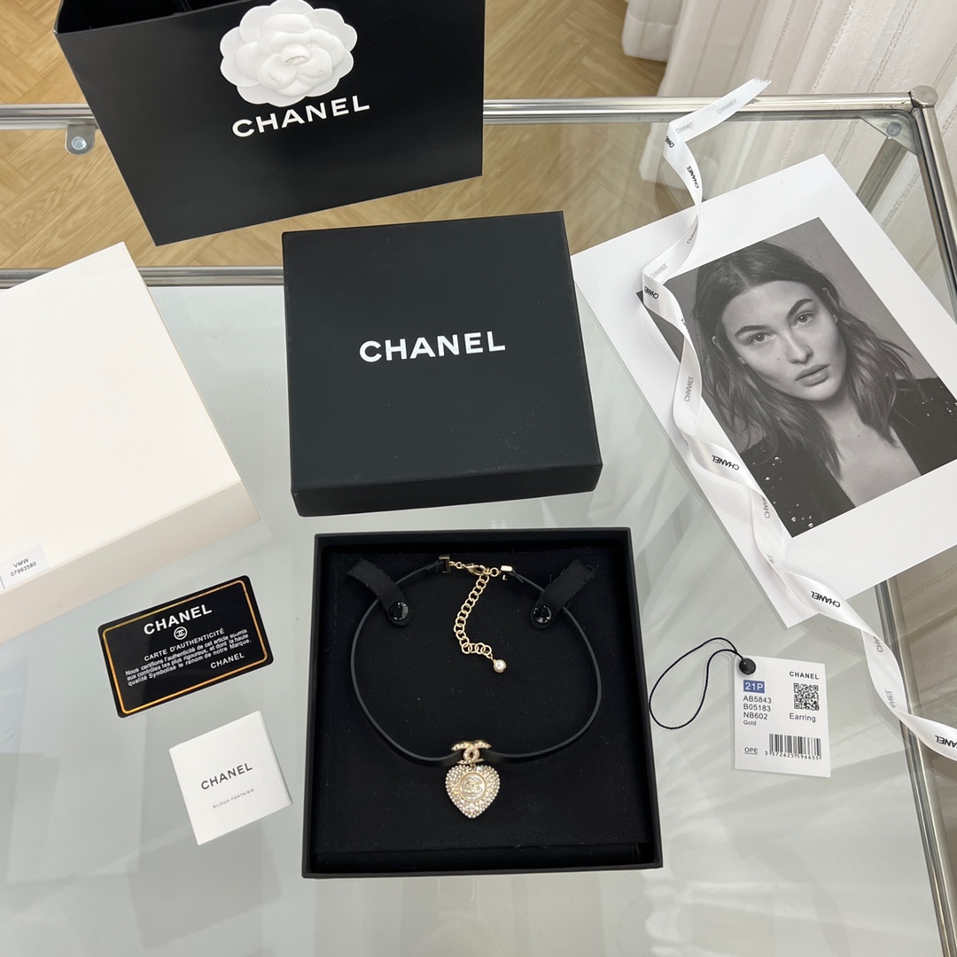 新款☑️CHANEL香奈儿满钻桃心双c黑皮绳项链