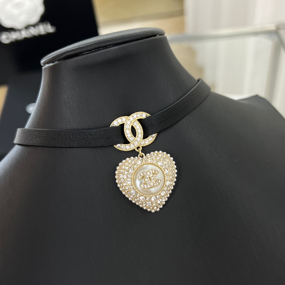 新款☑️CHANEL香奈儿满钻桃心双c黑皮绳项链