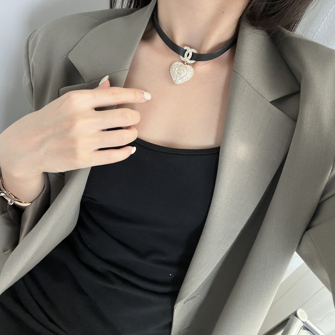 新款☑️CHANEL香奈儿满钻桃心双c黑皮绳项链