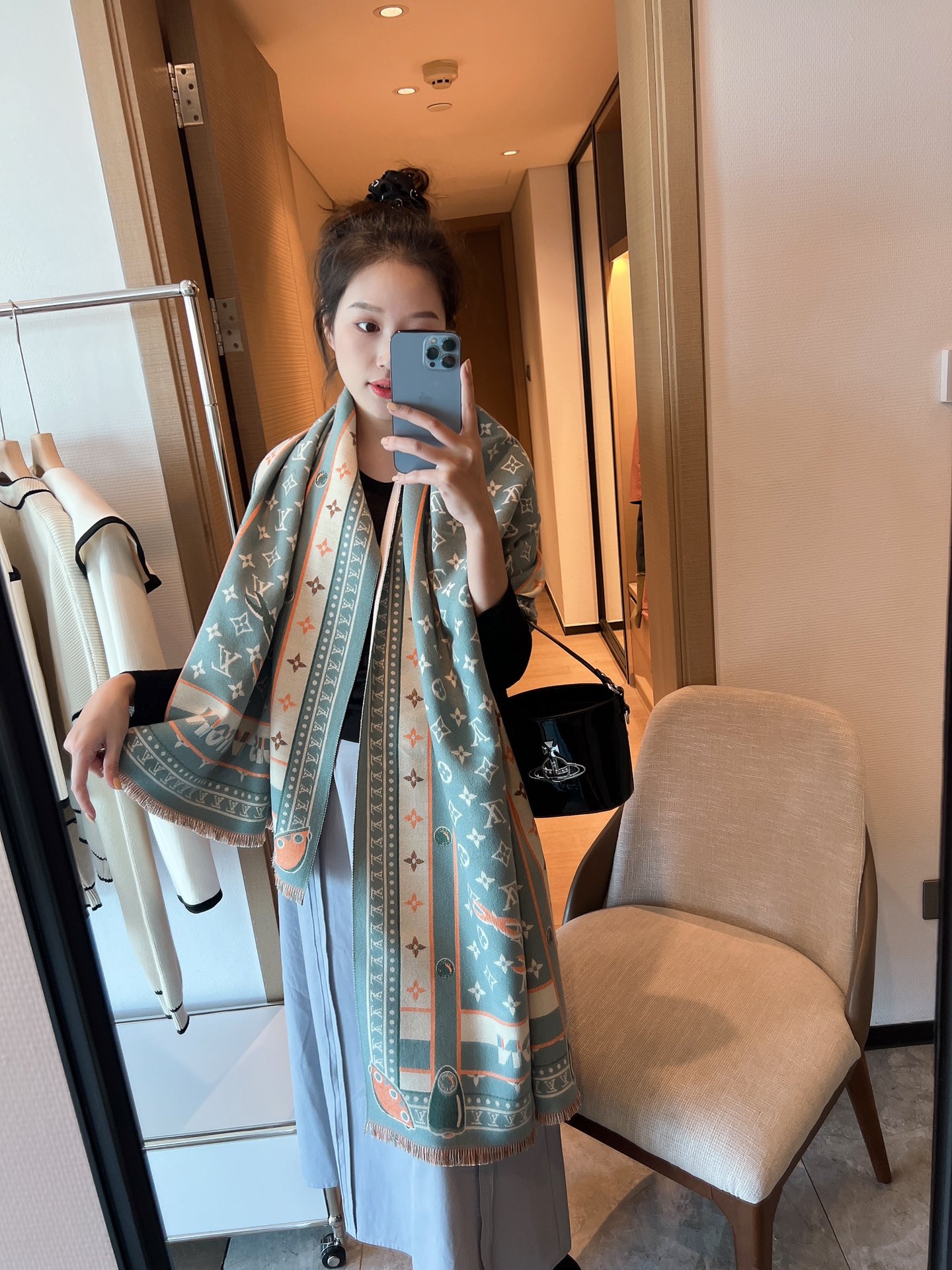 NO:162984,Louis Vuitton (LV Louis Vuitton) women need charming accessories to create. Mavericks have always been pursued by fashion people. The luxurious chain pattern bursts out with unique beauty and reveals the charm of a truly elegant temperament that does not pass with the years. It is definitely a very creative work that allows you to change your style at any time and at the mood. Add a strong and gorgeous color to your winter look. It is the perfect choice for trend pioneers. Cashmere blend 180*70, ordinary scarf, louis vuitton, louis vuitton, louis vuitton19860909批Louis Vuitton（LV 路易威登）女人需要魅力配饰来打造 特立独行从来时尚人士所追求的 奢华锁链图案迸发出独特的美感 流露出不随岁月而流逝的真正优雅气质的魅力 绝对是极具创造力的一件作品 让你随时可以随场合 心情 随意改变风格 为冬日造型增添一抹浓重的华丽色彩 是潮流先锋们的完美之选 羊绒混纺 180*70,普通围巾,louis vuitton,louis vuitton,louis vuitton,scarf