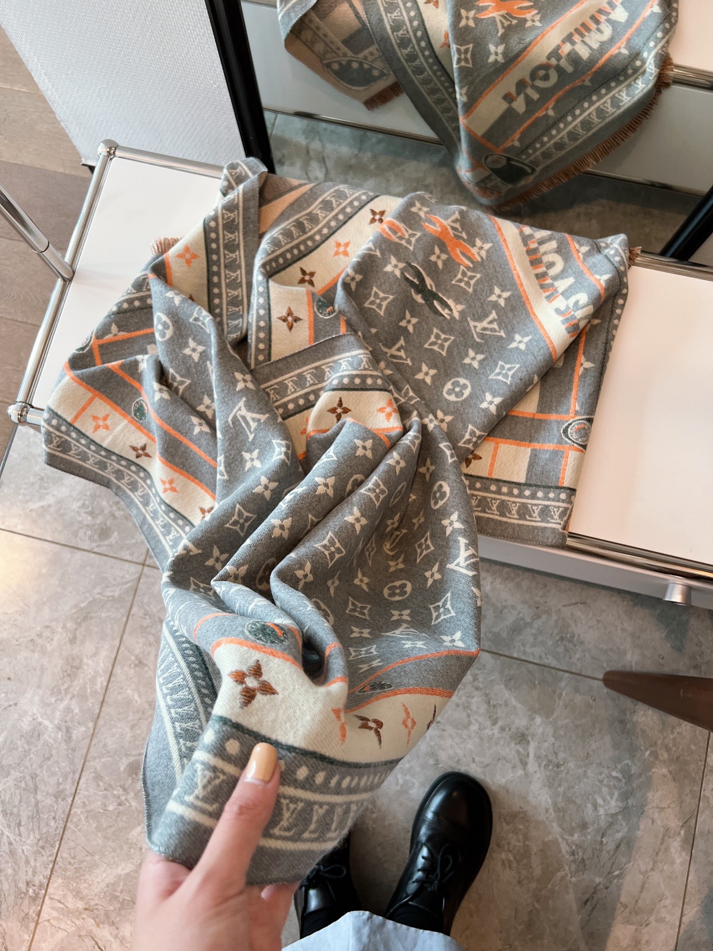 Louis Vuitton スカーフ - 羊毛混紡の華やかな冬のアクセント