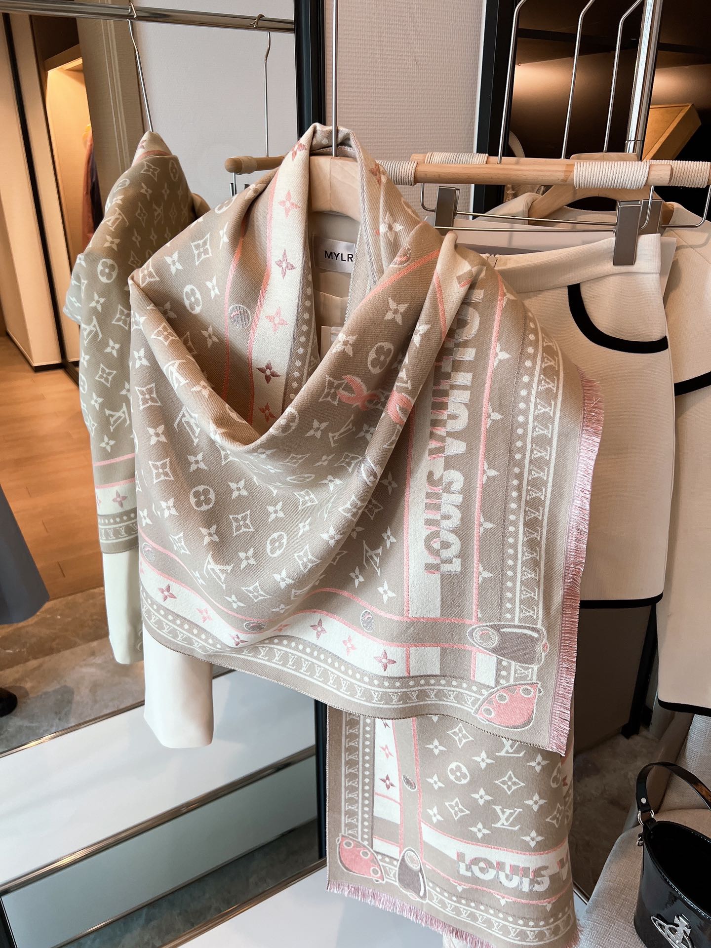 Louis Vuitton スカーフ - 羊毛混紡の華やかな冬のアクセント