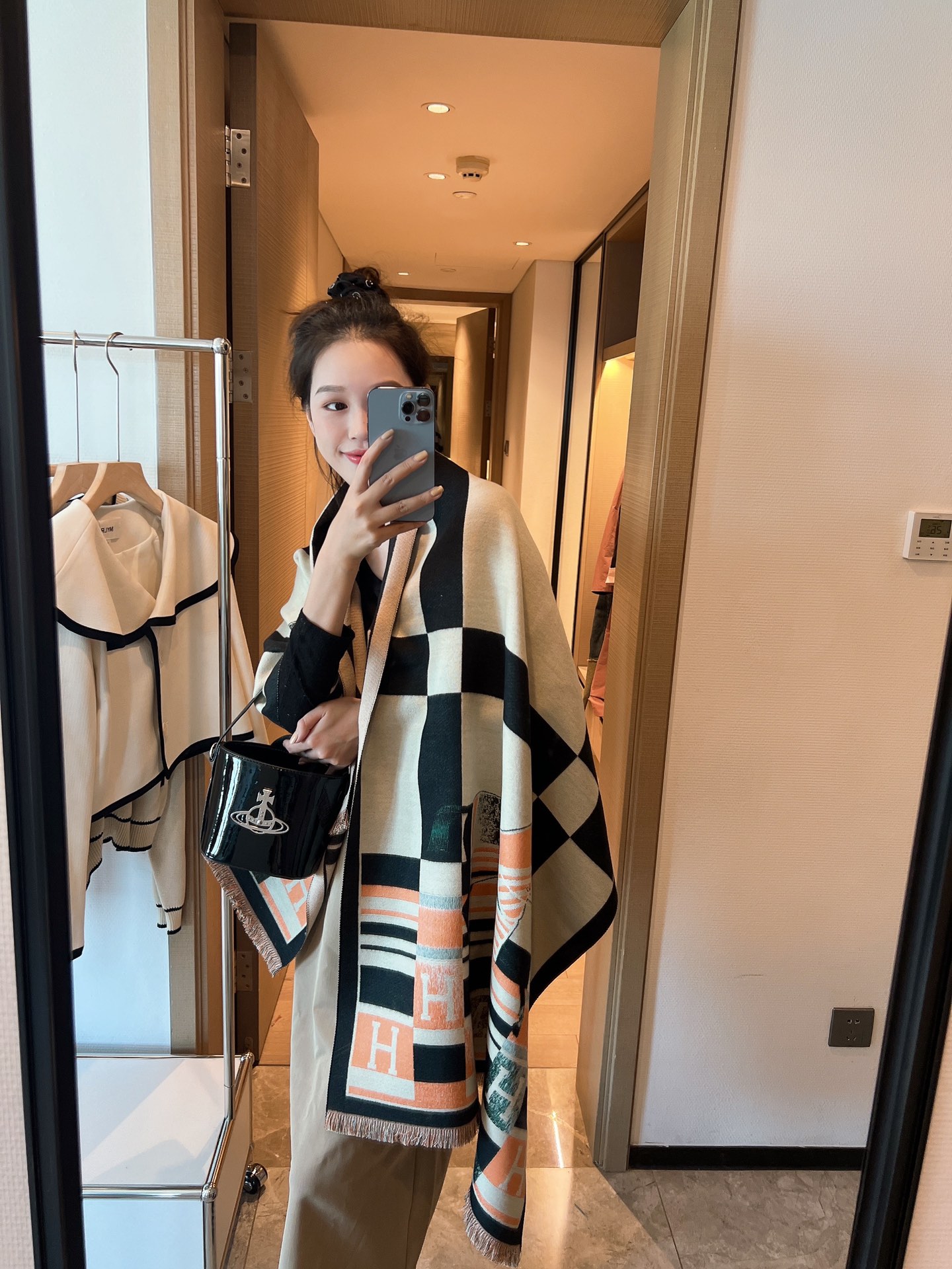 NO:541716,Pick the new Hermes cashmere model. It is recommended to use double-sided, two-color and dual-use after buying it. The top-level craftsmanship is super value. Hermes counter has a hot three-dimensional presentation pattern and pattern. The physical grade is very high. The special craftsmanship is stunningly developed and developed. Special cutting-edge craftsmanship is loved by white and rich beauty. Whether it is quality, style, and size, they scream. Super high-quality, it is definitely worth buying. Size 18070. Ordinary scarf, ordinary scarf, hermes19860909批爱马仕羊绒新款 买了都说好看推荐双面双色双用,顶级工艺超值爱马仕专柜爆款立体呈现图案纹路实物档次极高特殊工艺高端研发惊艳问世特殊尖端工艺处理受到白富美的喜欢 无论是品质 款式 格都令大牌控的她们尖叫 超高性 比 绝对值得入手尺寸18070.普通围巾,普通围巾,hermes,scarf