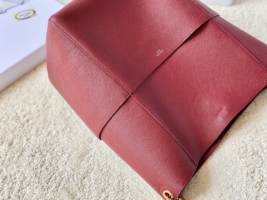 CELINE赛琳Sangle Seau 荔枝纹牛皮水桶包176593