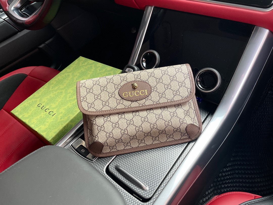 G5 高端货 “GUCCI古奇”胸包款号598113 K5RLN 10这款线条简洁的腰包饰有正面拉链口袋细节黑灰配色的GG图案彰显现代时尚气息可调节红蓝尼龙腰带为整款设计注入更多丰富内涵GG Supreme高级人造帆布,环保材料,配黑色皮革滚边红蓝织带绑带,配搭扣Gucci商标皮革标牌细节磁力翻盖扣尺寸：24/16/3.5.配：礼盒 p