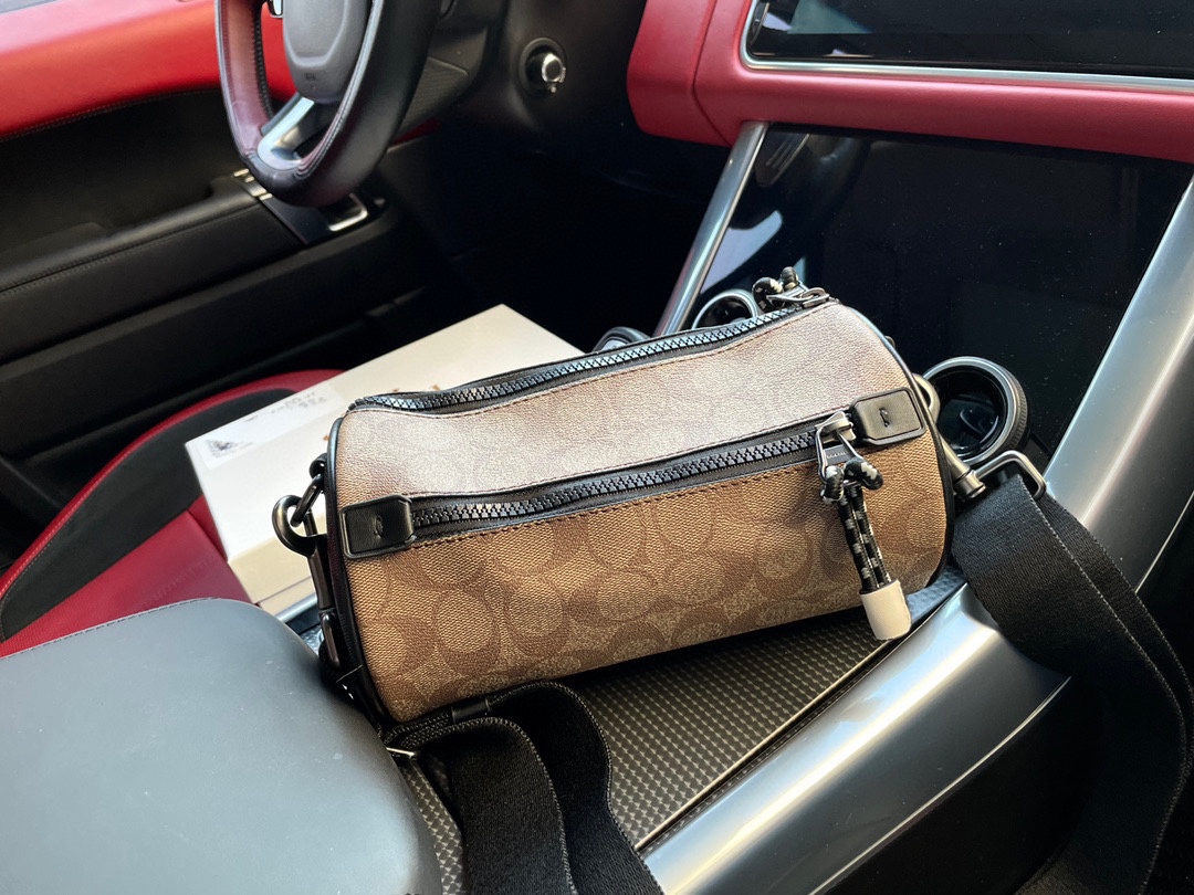 J5 高端货 “Coach Coach 蔻驰 ”单肩包 进口原厂面料Graham Crossbody超高清五金logo标志、专用里内里。超顺滑拉链、油边超平滑、做工精致每个细节到位潮男必备款。配：礼品盒规格23/13/13。p200