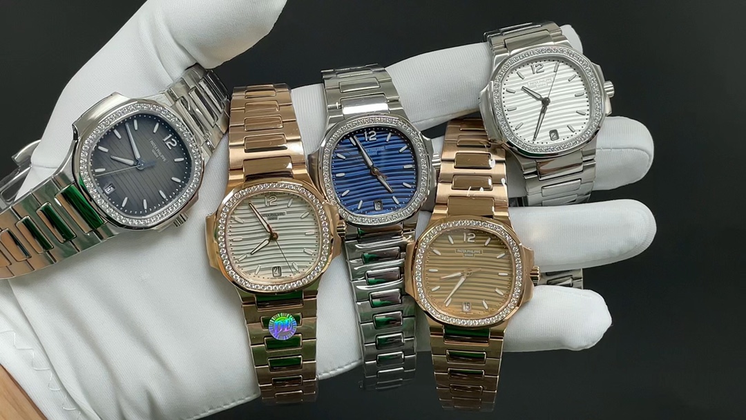 🌐[2024 Super God’s Top Version] O esportivo e elegante relógio feminino Nautilus PP7118 da Patek Philippe está chegando! Bem-vindo para comparar os detalhes: 1⃣️ Equipado com uma versão customizada do movimento automático Cal.324sc modificado pela máquina 9015, com armazenamento de energia cinética de 45 horas e frequência de vibração de 28.800 por hora. Pulseira ergonômica personalizada de 2⃣️316L! 3⃣️O tamanho do relógio é 35,2MM, consistente com o original! 4⃣️Incrustado com 56 diamantes de cristal Swarovski, o número é igual ao dos diamantes genuínos. 5⃣️Vidro de cristal de safira antirreflexo dupla face. 6⃣️A cor e o brilho literais são consistentes com o produto original. “Ninguém pode possuir um Patek Philippe, é apenas para a próxima geração.” Elegante e majestoso, ele interpreta perfeitamente o gosto da moda das mulheres trabalhadoras, ao mesmo tempo que é elegante, mas poderoso e dominador. Obra-prima engenhosa, dê as boas-vindas à sua degustação! fechar
