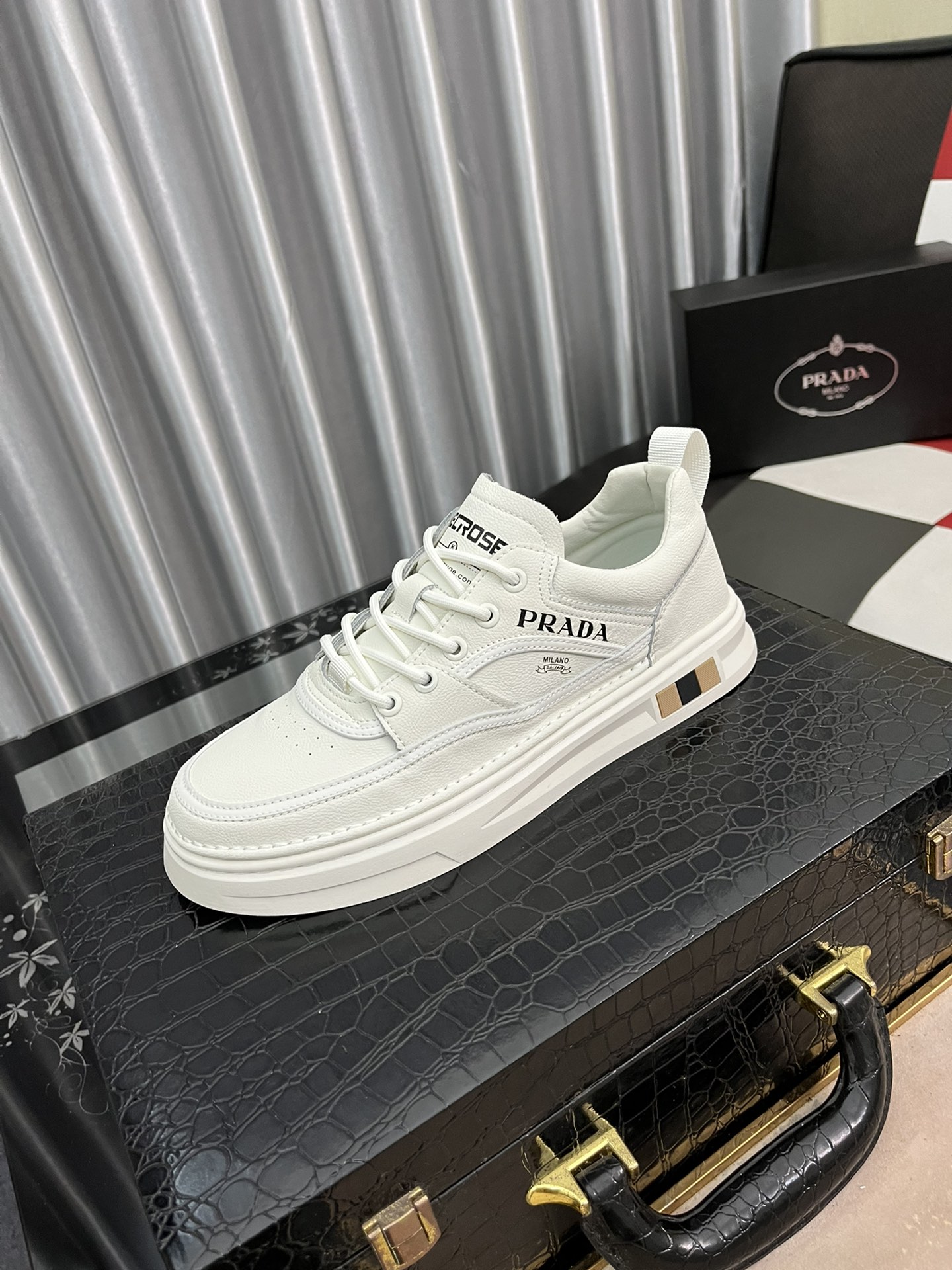 I5 PRADA普拉达 香港专柜休闲鞋，专柜品质，优质做工，鞋面采用进口牛皮。鞋口采用弹力布包口做工复杂，舒适透气内里，原版柔软橡胶大底 ，休闲时尚，高端品质，码数：38-44″},”title”:” I5 PRADA普拉达 香港专柜休闲鞋，专柜品质，优质做工，鞋面采用进口牛皮。鞋口采用弹力布包口做工复杂，舒适透气内里，原版柔软橡胶大底 ，休闲时尚，高端品质，