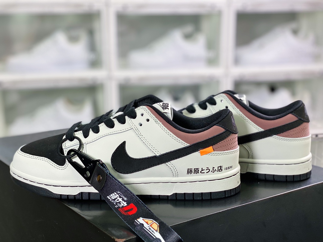 320 男《头文字D》x SB Dunk Low”INITIAL D/Toyota AE86”扣篮系列低帮休闲运动滑板板鞋“米白黑紫藤原拓海”DD1391-107