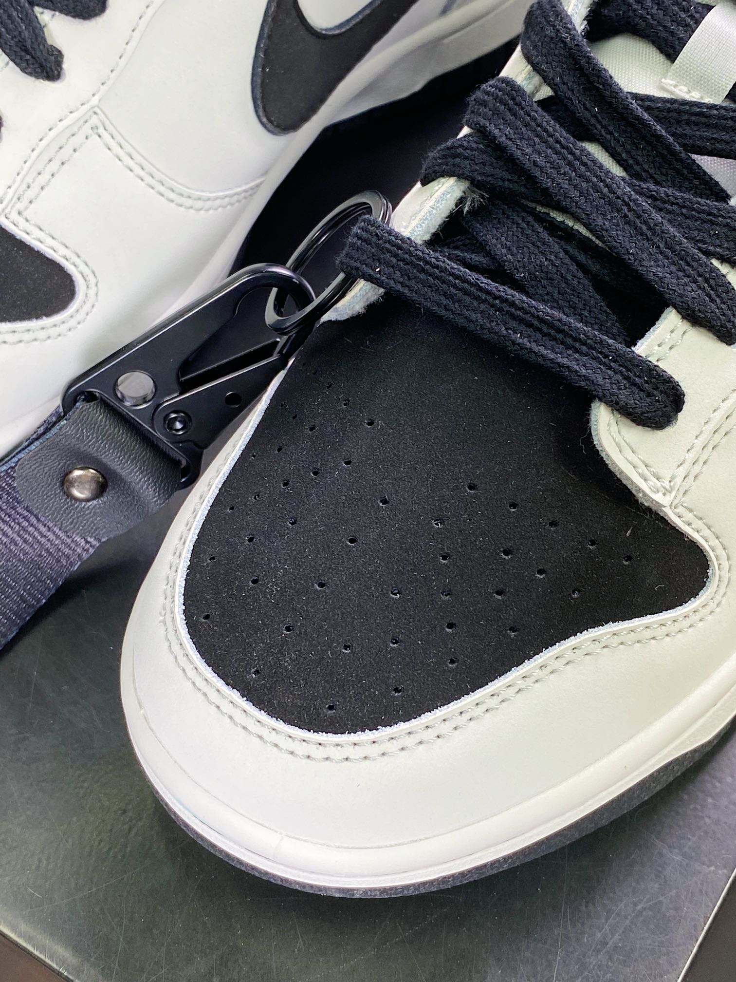 320 男《头文字D》x SB Dunk Low”INITIAL D/Toyota AE86”扣篮系列低帮休闲运动滑板板鞋“米白黑紫藤原拓海”DD1391-107