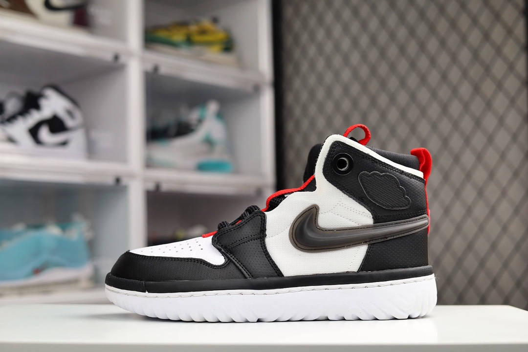 G0 公司级 Air Jordan 1 High React 机能风格 诞生于 1985 年的 Air Jordan 1 在舒适性上自然算不上突出，但结合了品牌最新的 Nike React 缓震科技，这双「OG 鼻祖」摇身一变，成为了舒适型鞋款。鞋面采用皮革和织物面料搭配，立体的黑色 Swoosh 装饰，有着浓郁的户外机能感受