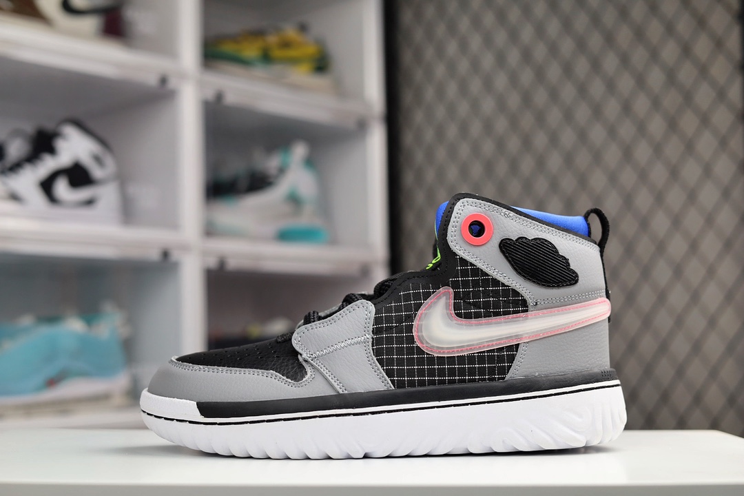 G0 公司级 Air Jordan 1 High React 机能风格 诞生于 1985 年的 Air Jordan 1 在舒适性上自然算不上突出，但结合了品牌最新的 Nike React 缓震科技，这双「OG 鼻祖」摇身一变，成为了舒适型鞋款。鞋面采用皮革和织物面料搭配，立体的黑色 Swoosh 装饰，有着浓郁的户外机能感受