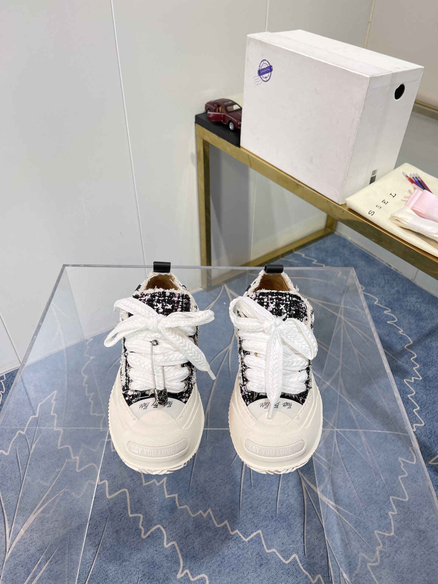 Xvesel-SmileRepublic: Autumn 2022 Collection of Customized Shoes with Iconic Logos - 图片 4