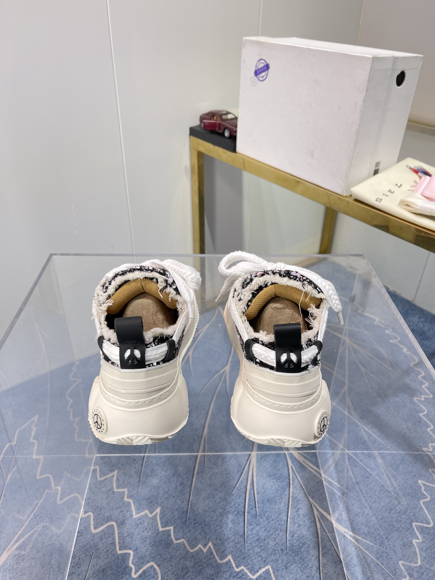 Xvesel-SmileRepublic: Autumn 2022 Collection of Customized Shoes with Iconic Logos - 图片 8