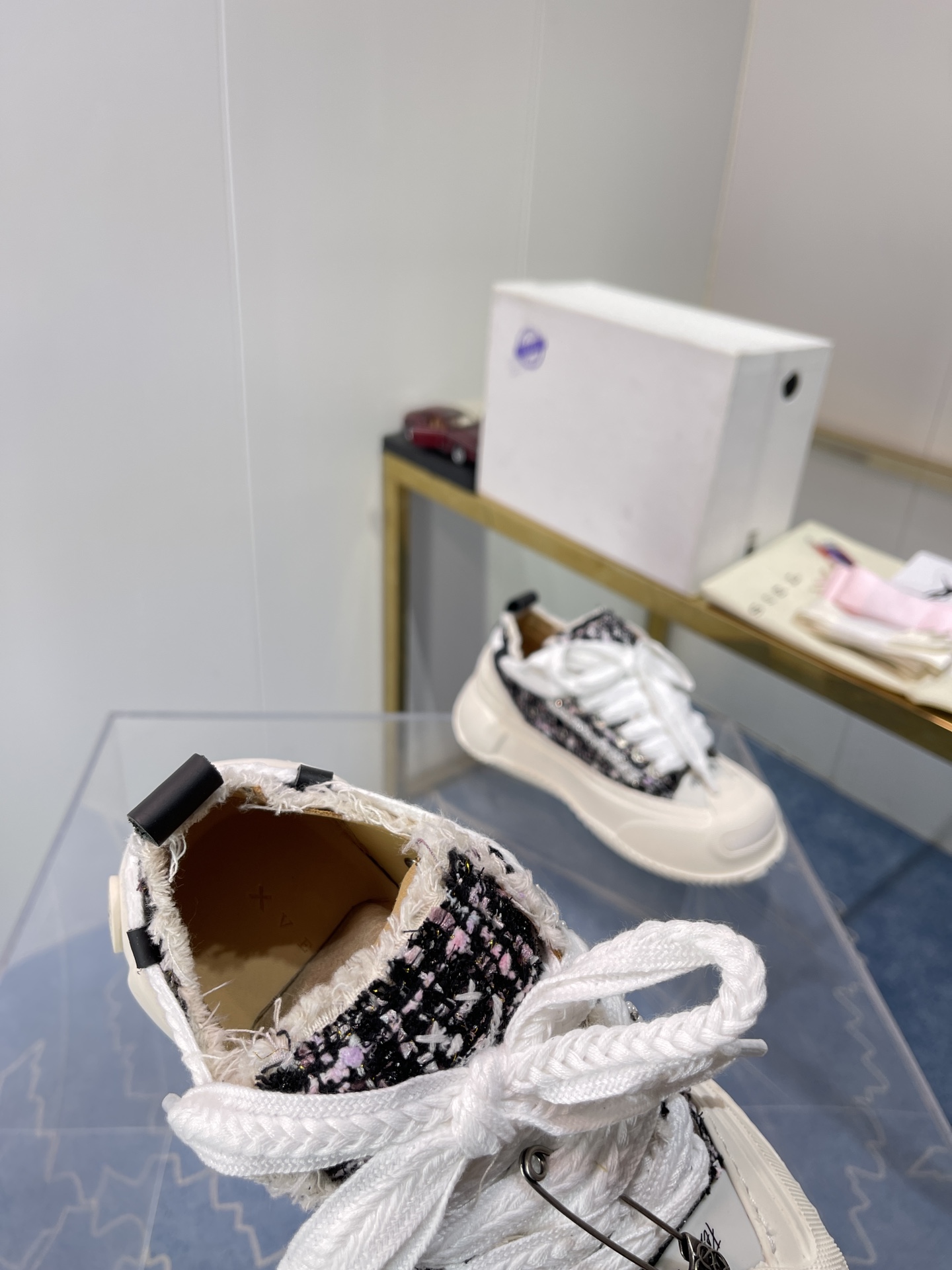 Xvesel-SmileRepublic: Autumn 2022 Collection of Customized Shoes with Iconic Logos - 图片 5