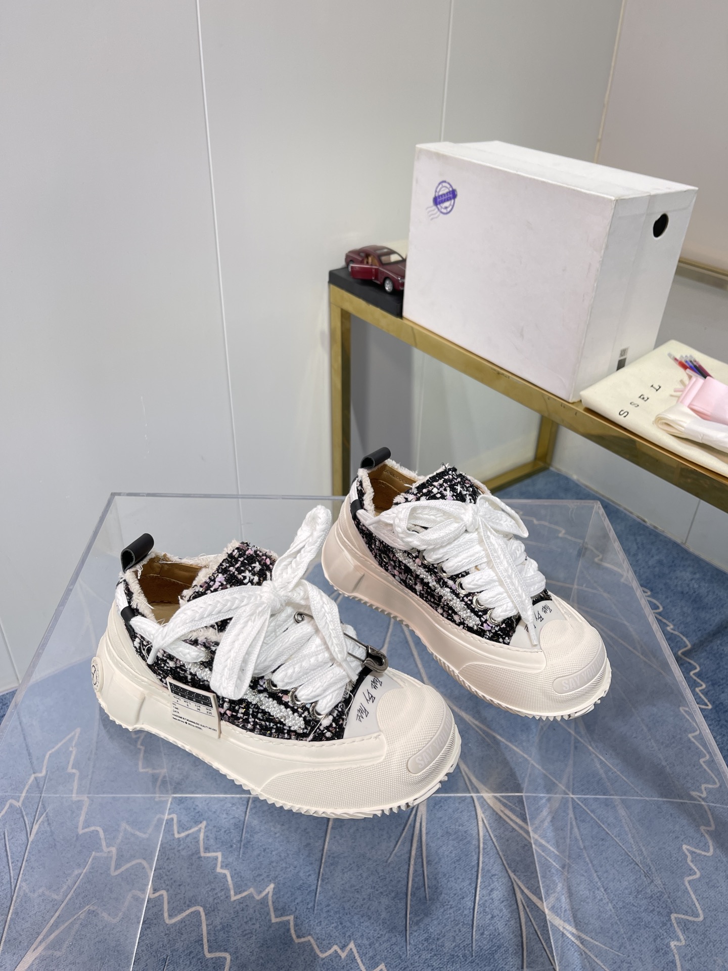 Xvesel-SmileRepublic: Autumn 2022 Collection of Customized Shoes with Iconic Logos - 图片 2