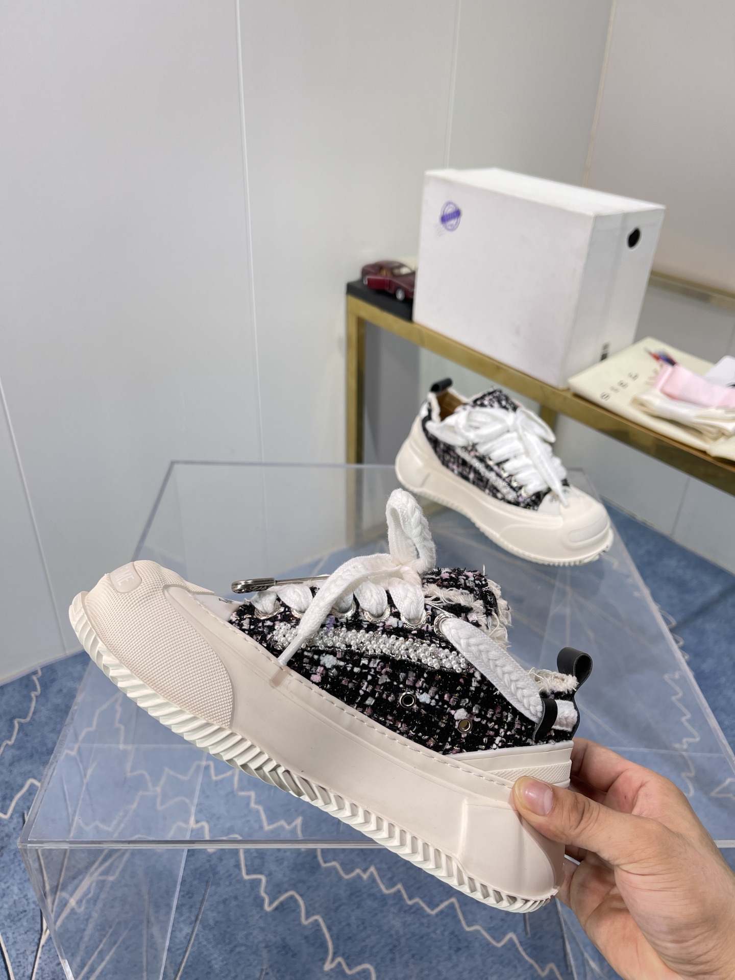 Xvesel-SmileRepublic: Autumn 2022 Collection of Customized Shoes with Iconic Logos - 图片 6