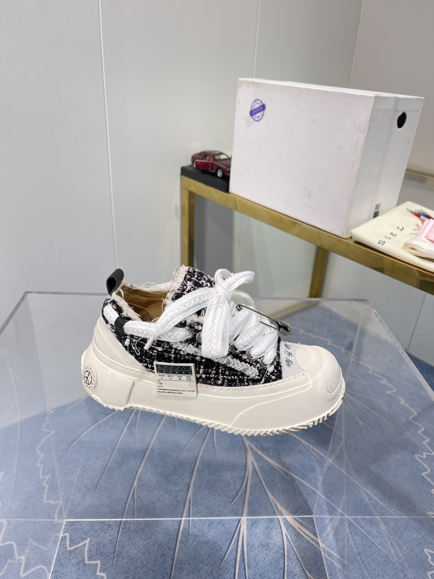 Xvesel-SmileRepublic: Autumn 2022 Collection of Customized Shoes with Iconic Logos - 图片 9