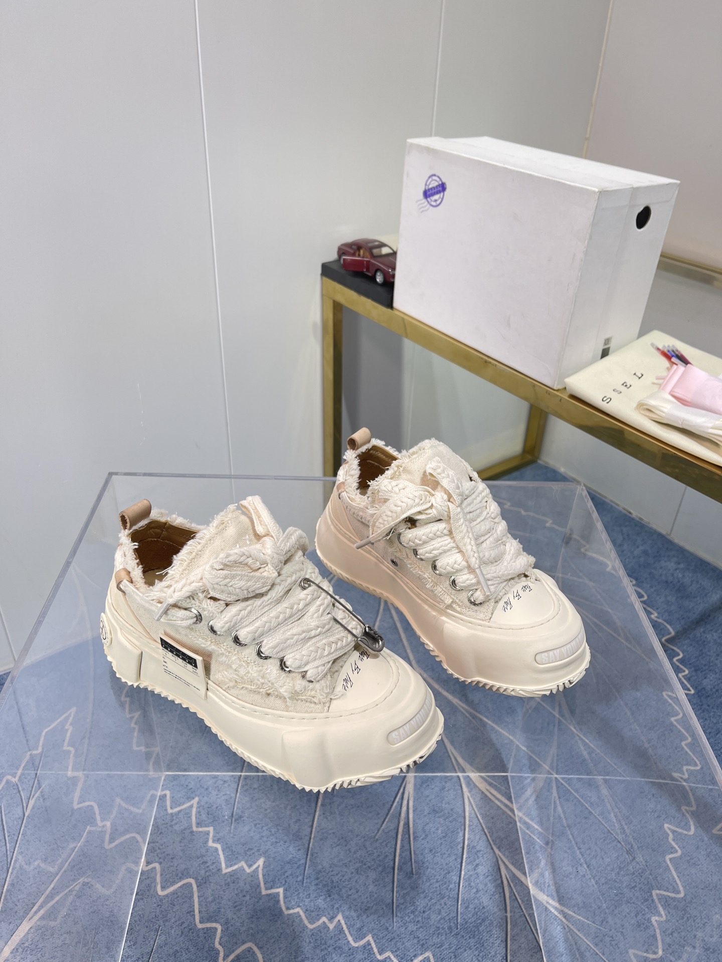 Xvesel-SmileRepublic: Unique Collaboration with American Brand for Autumn 2022 Footwear - 图片 2