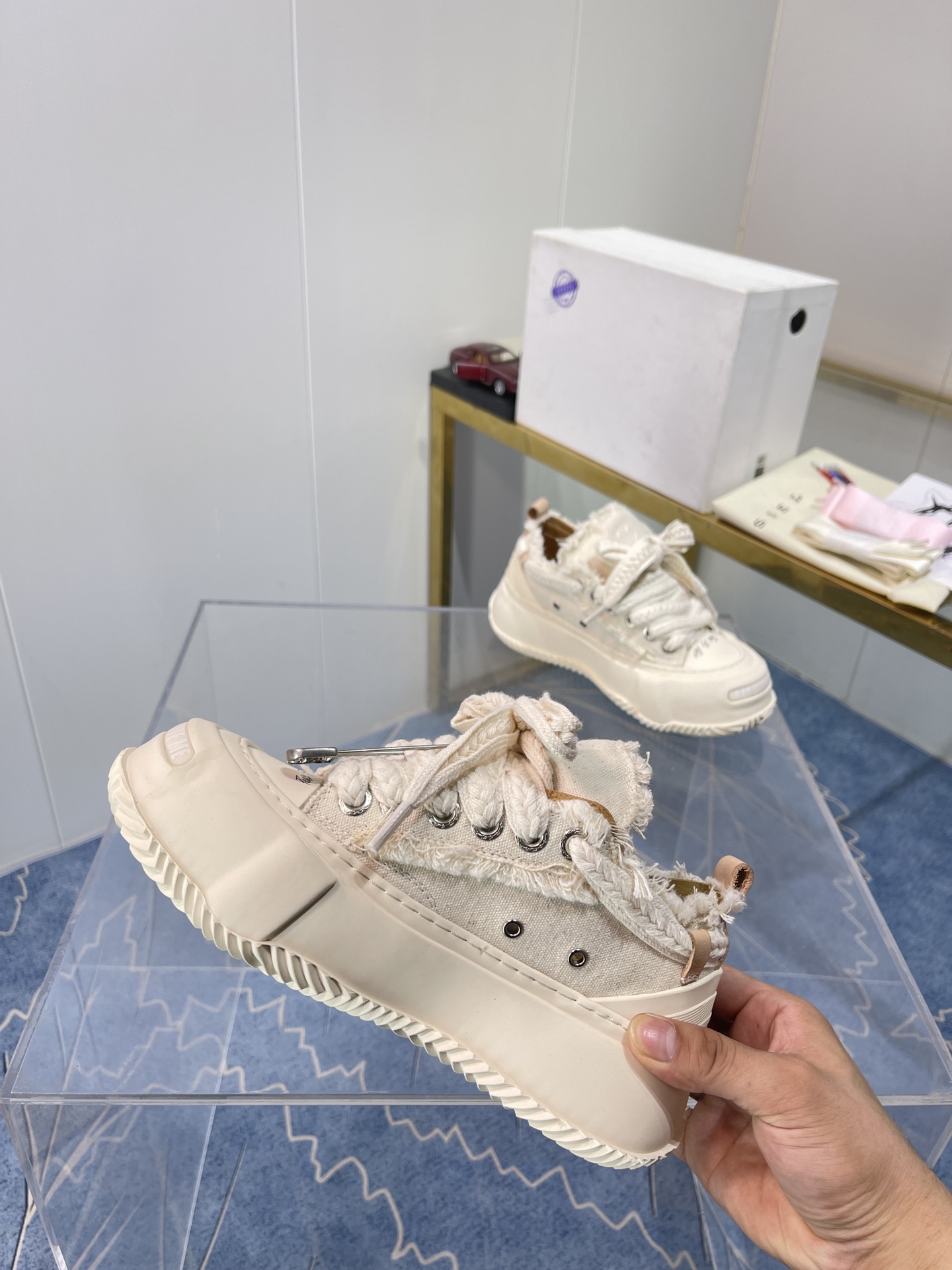 Xvesel-SmileRepublic: Unique Collaboration with American Brand for Autumn 2022 Footwear - 图片 6