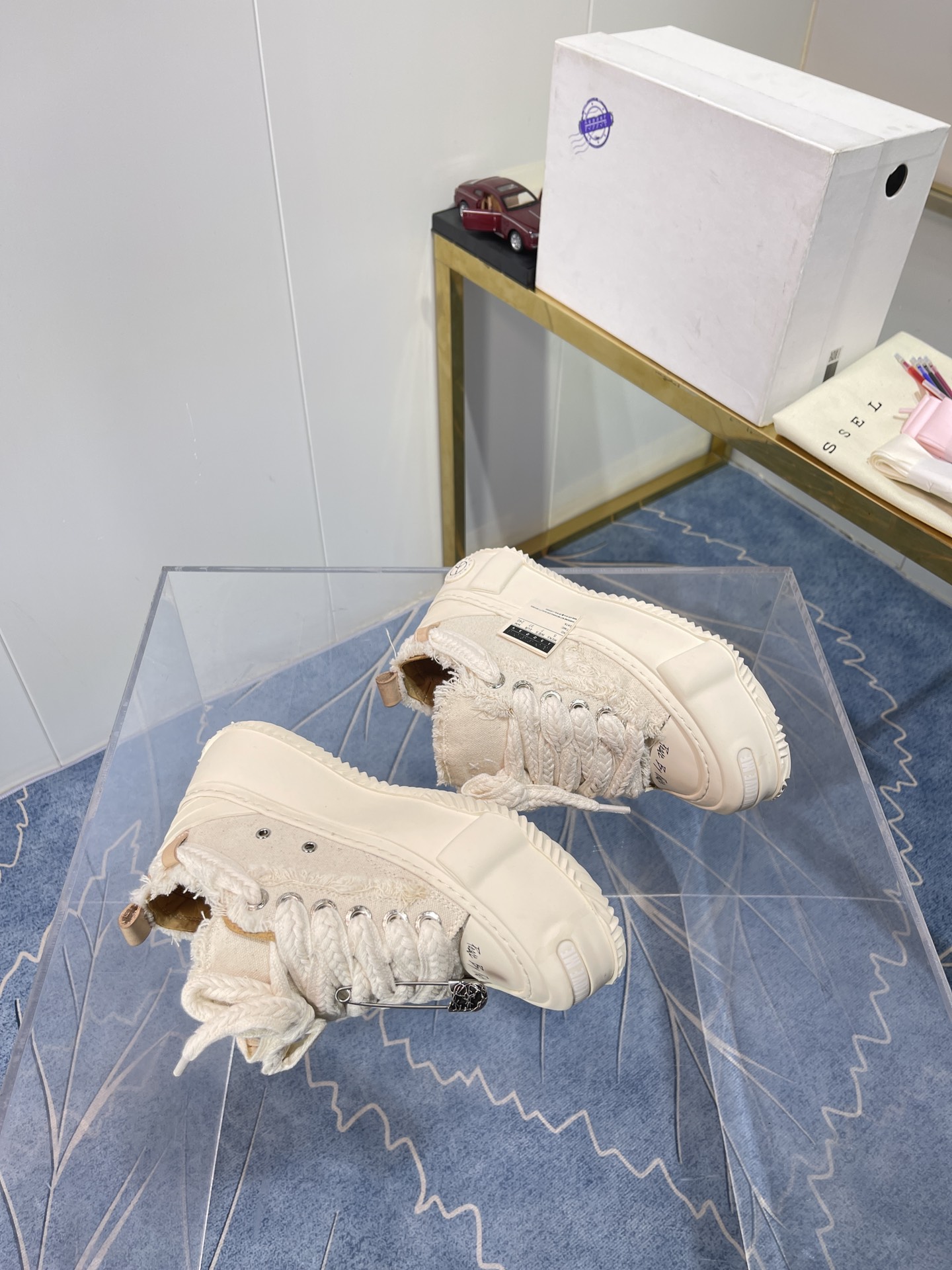 Xvesel-SmileRepublic: Unique Collaboration with American Brand for Autumn 2022 Footwear - 图片 3